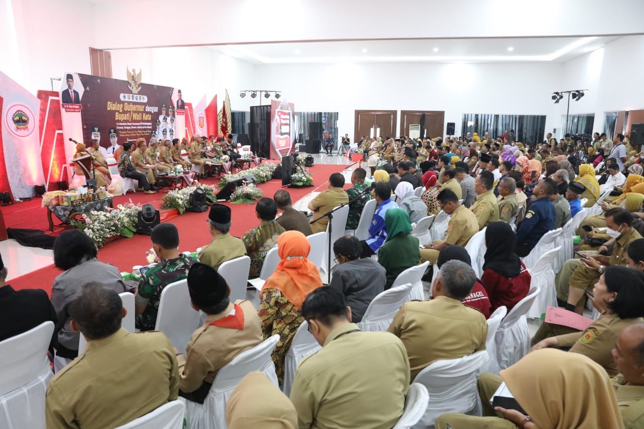 Gubernur Jateng Ganjar Pranowo saat memimpin Musrenbangwil wilayah Purwomanggung di Aula PT Geo Dipa, Kabupaten Wonosobo, Senin (20/3).
