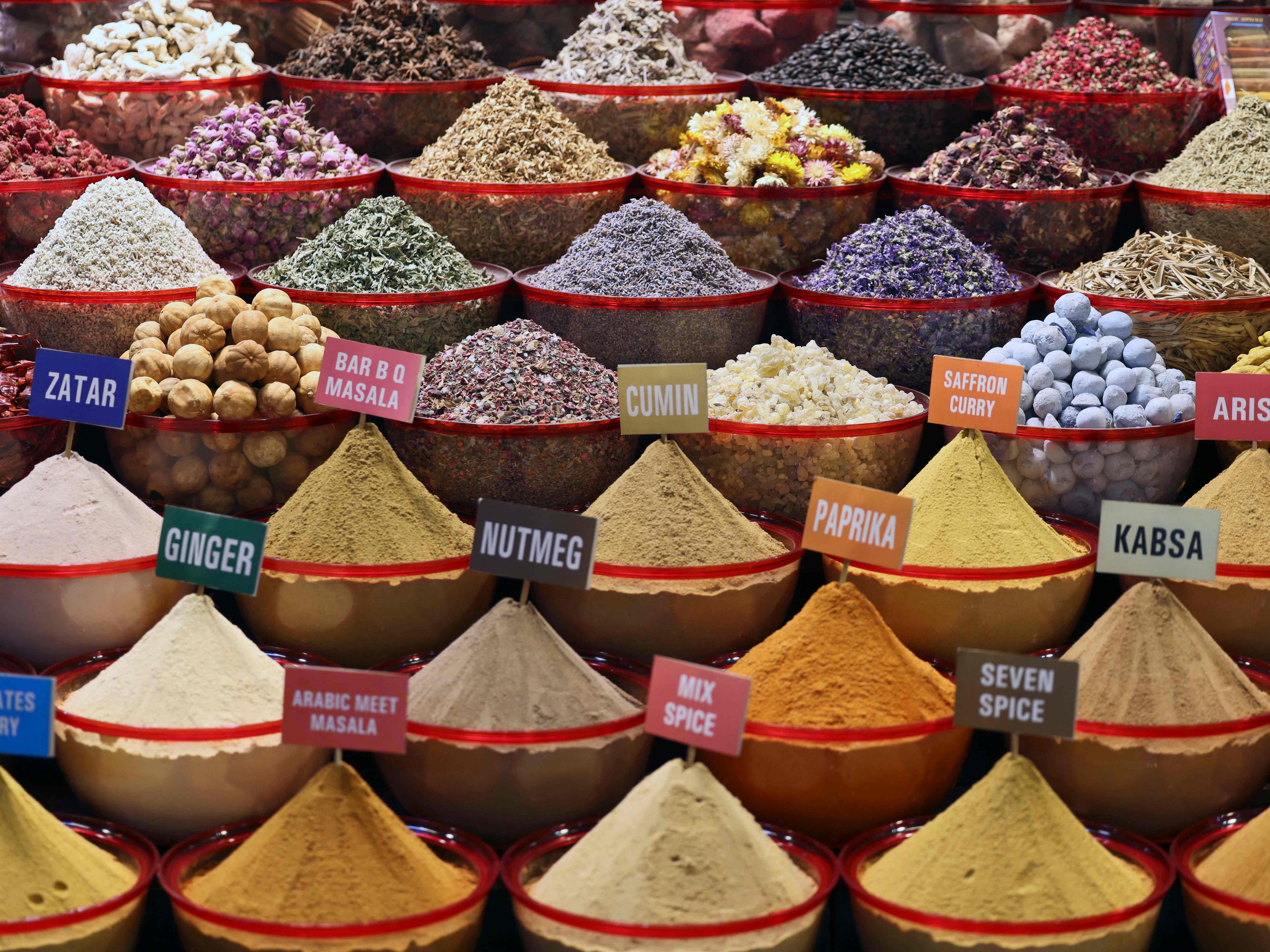 Rempah-rempah dipajang untuk dijual di Souq Ramadan di Dubai pada 20 Maret 2023 menjelang bulan suci Ramadan. 