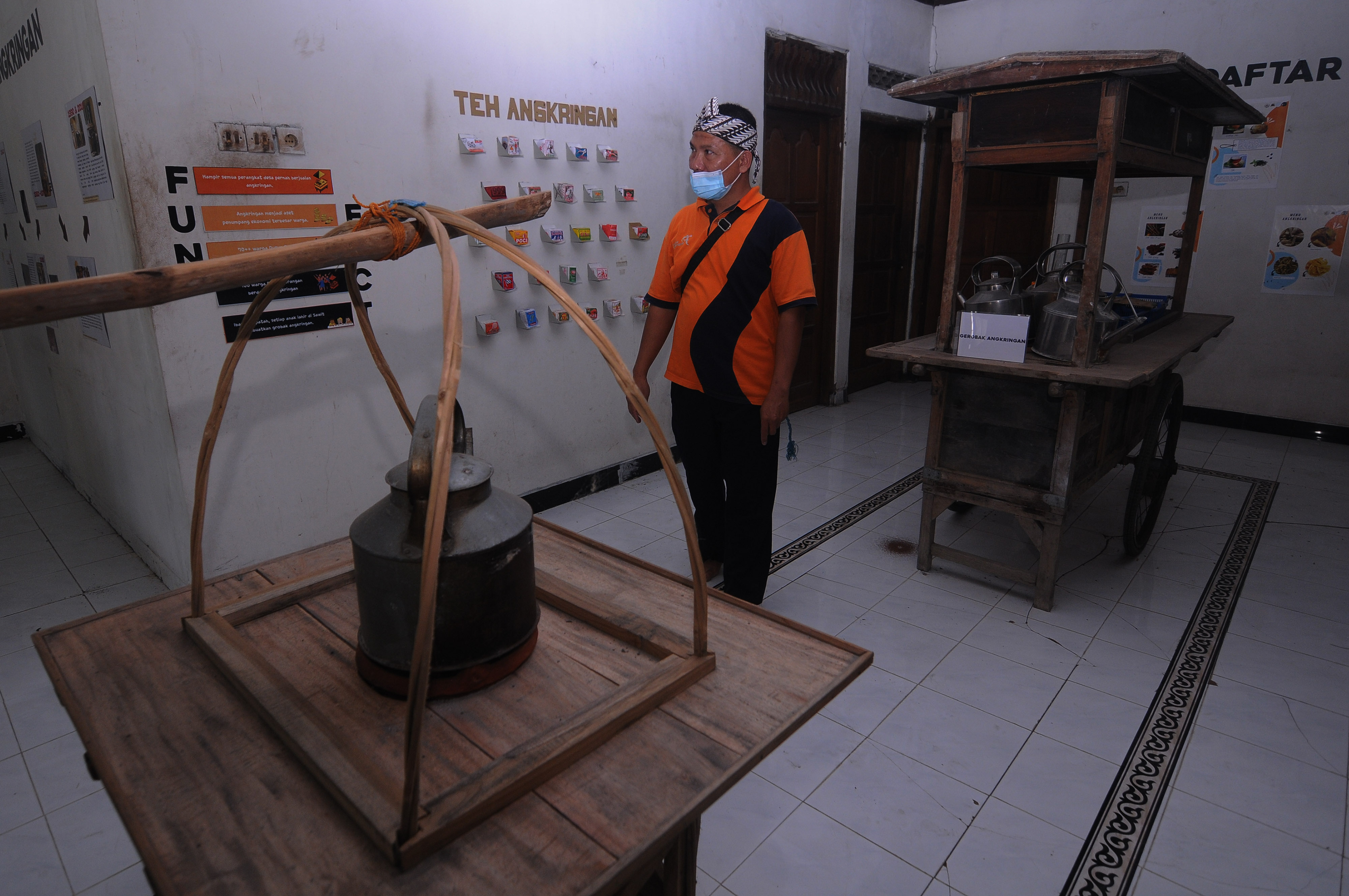 Bantu Atasi Kemiskinan, Kejaksaan Tinggi DIY Bagikan Angkring Dagang