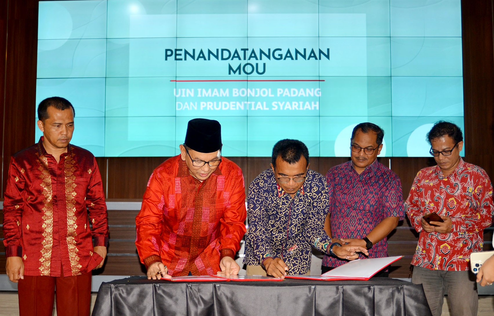 Acara penandatanganan kerja sama antara Prudential Syariah dan Universitas Islam Negeri (UIN) Imam Bonjol Padang di Padang, Sumbar.