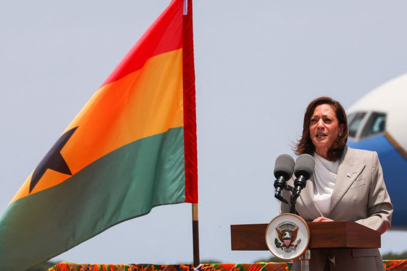 Wakil Presiden Amerika Serikat Kamala Harris melakukan konferensi pers di Ghana.