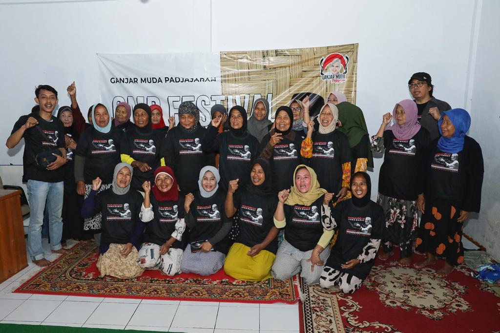 Sukarelawan Ganjar Muda Padjajaran bersama warga sesuai menggelar festival ngaliwet di Tasikmalaya
