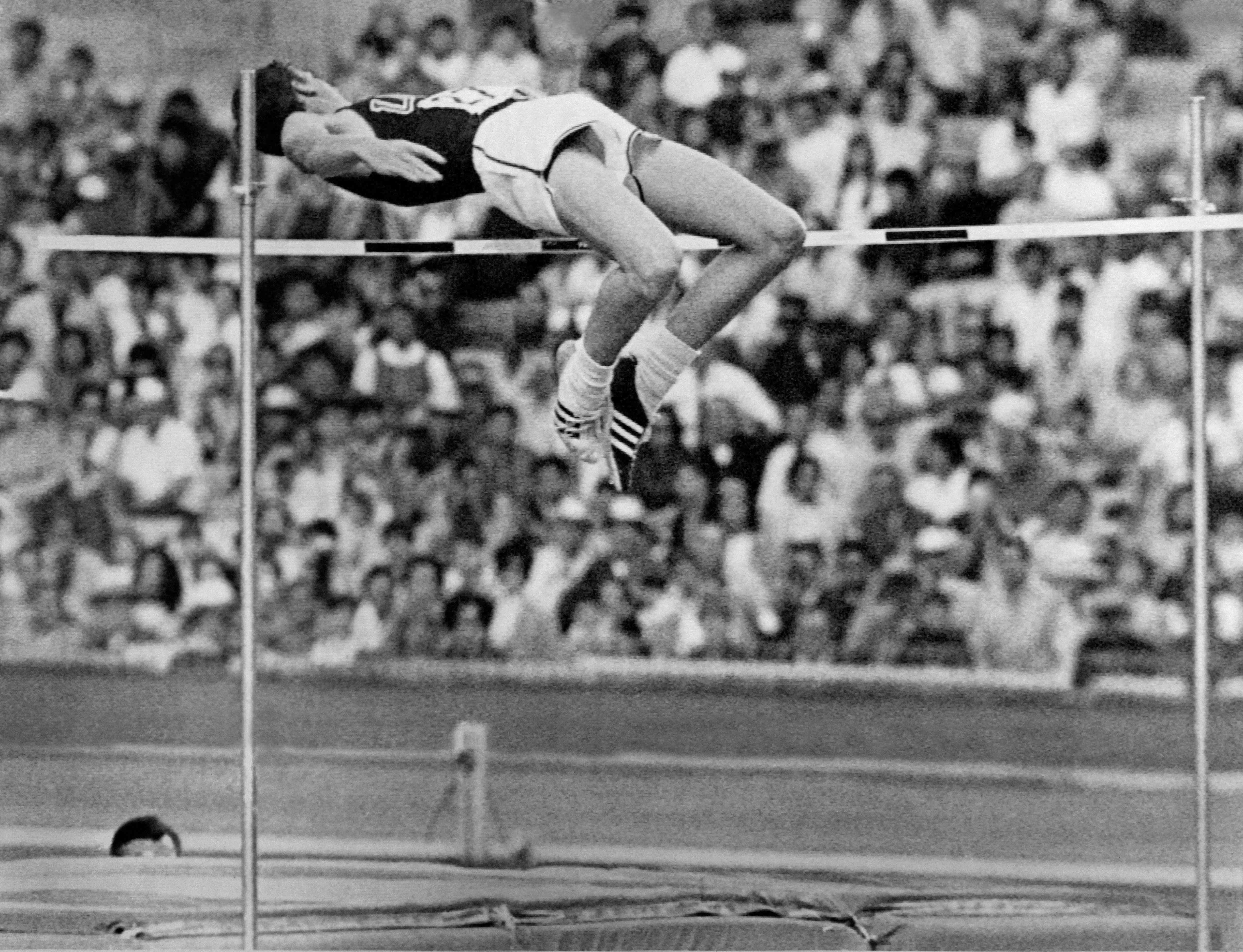 Atlet lompat tinggi AS Dick Fosbury saat tampil di Olimpiade 1968. Dia meraih medali emas usai menggunakan teknik baru.