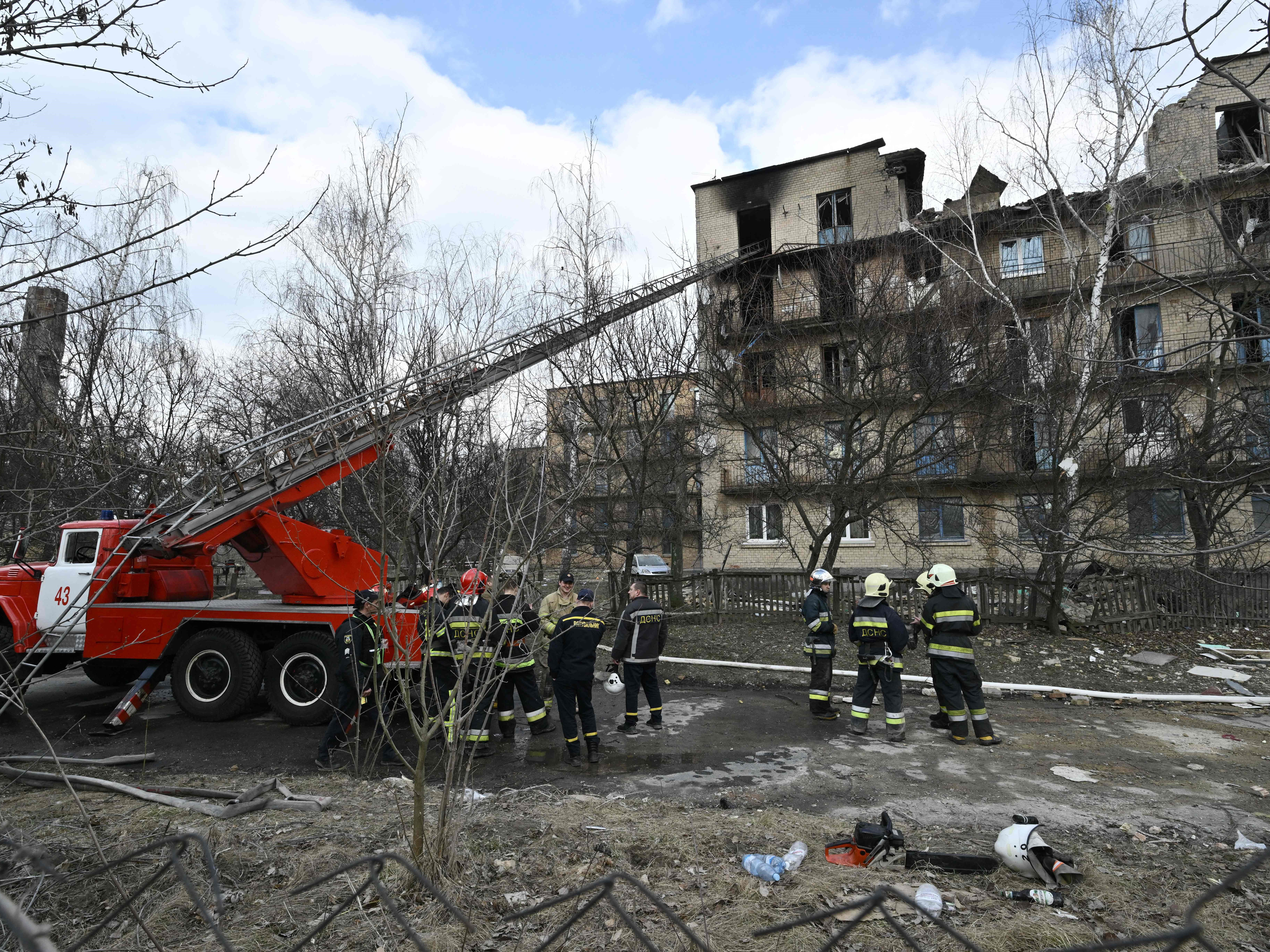 Tim penyelamat bekerja di bangunan yang hancur sebagian setelah serangan udara di kota Rzhyshchiv, di wilayah Kyiv pada 22 Maret 2023.