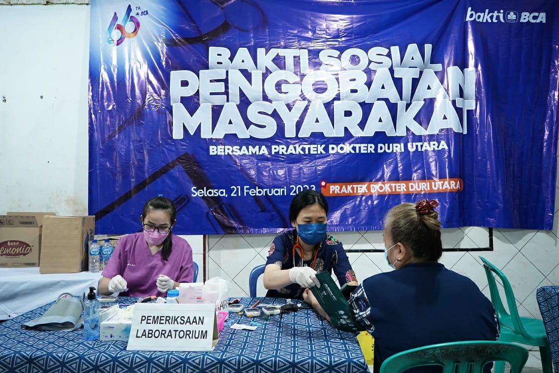 Melalui program Bakti BCA, BCA menggelar program pembinaan tahunan untuk pengurus Desa Binaan Bakti BCA, donor darah, dan pengobatan gratis 