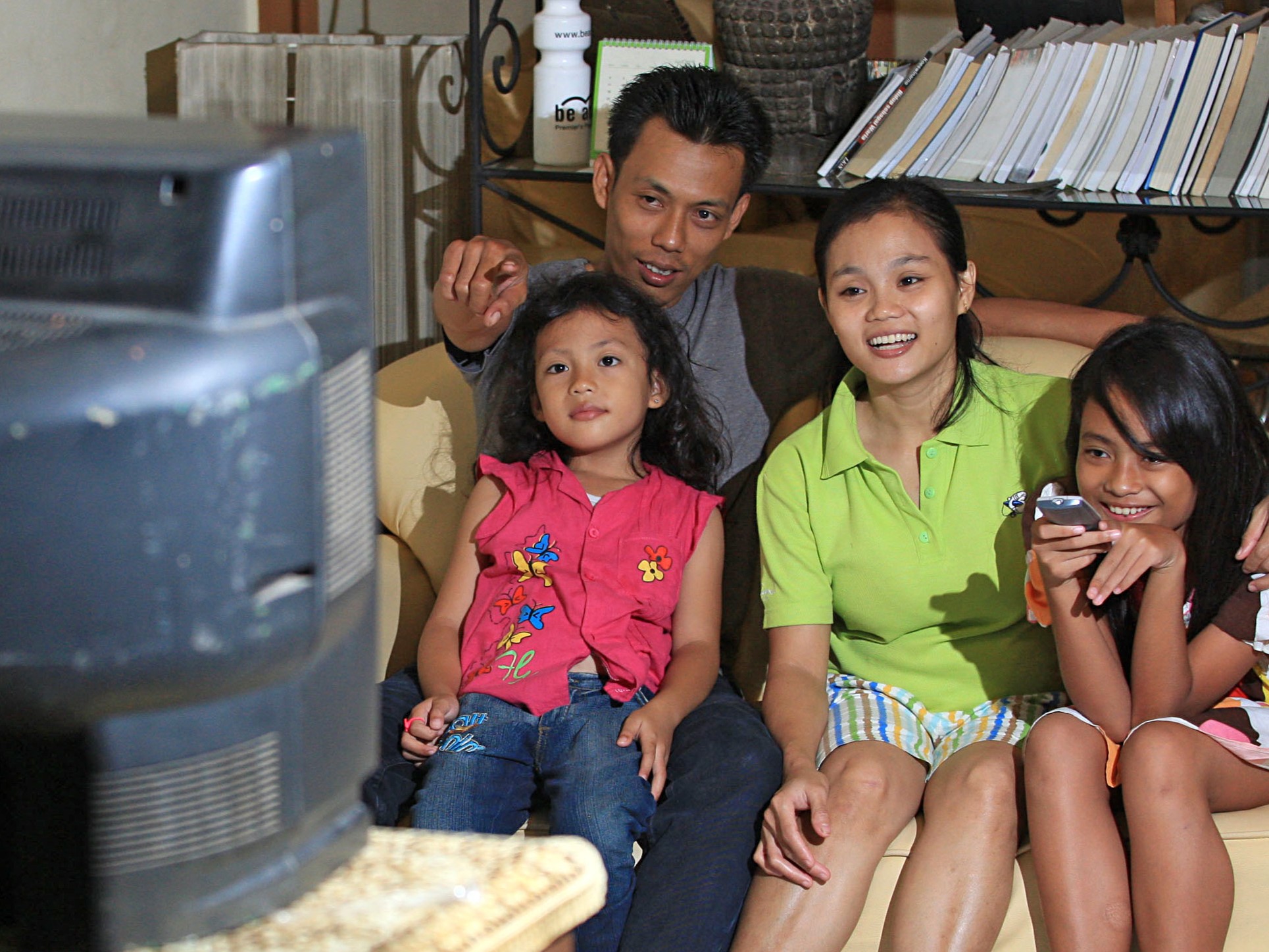 Ilustrasi keluarga sedang menonton TV, Jakarta, Senin (28/3).