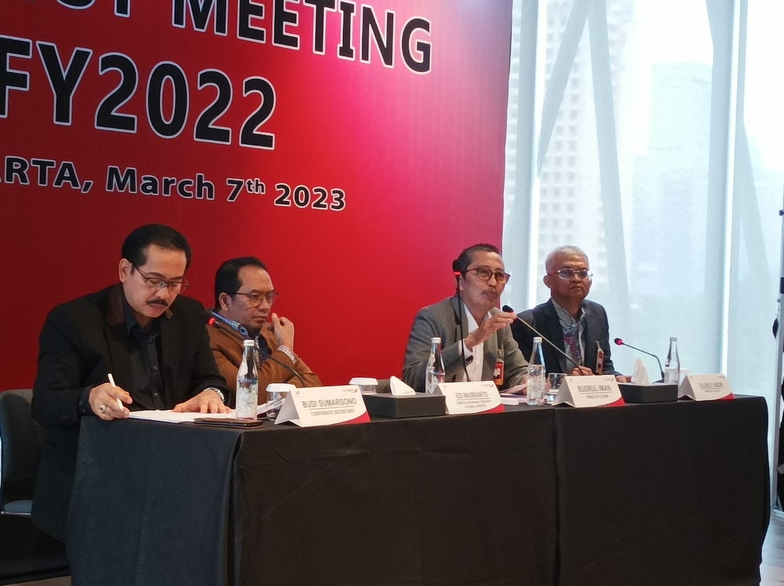 Dirut Bank Jatim  Busrul Iman dan jajaran direksi memaparkan kinerja perseroan pada triwulan IV 2022.