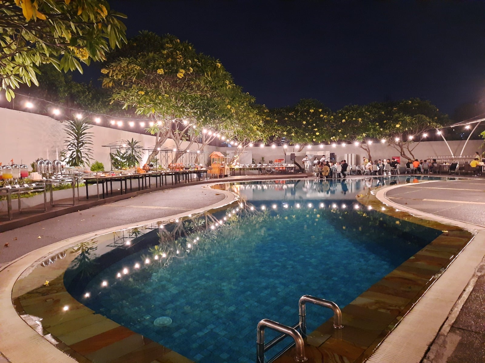 HARRIS Hotel Tebet Jakarta mengadakan Ramadan Showcase buka puasa bersama di HARRIS Cafe & Swimming Pool Area dengan konsep Kampoeng Ramadan