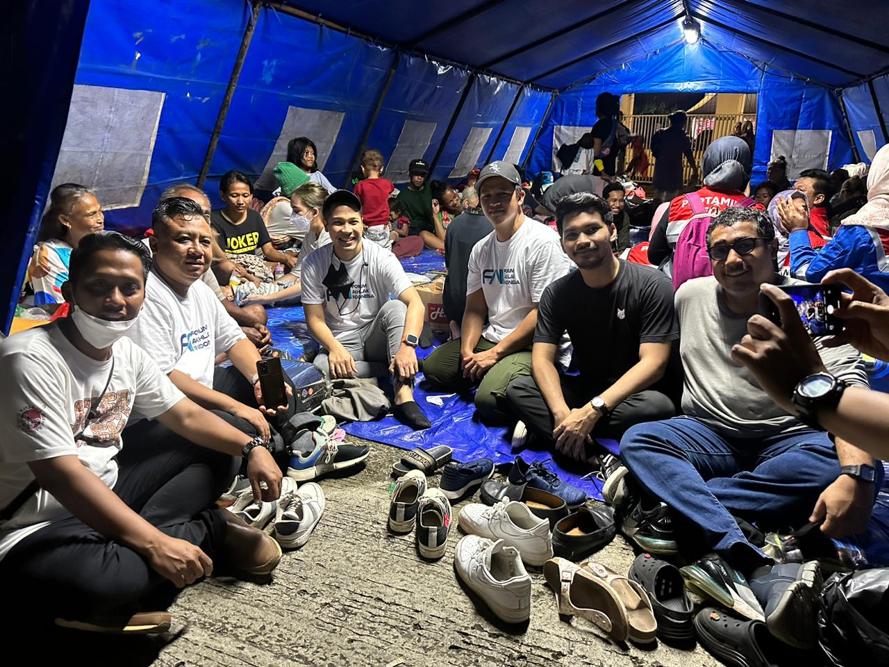 Relawan FAI memberikan bantuan kepada korban kebakaran Depo Pertamina Plumpang