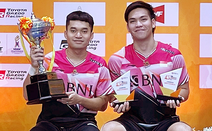 Pebulu tangkis ganda putra Indonesia Leo Rolly Carnando (kiri)/Daniel Marthin mengangkat trofi Thailand Masters.