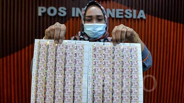 Pos Indonesia mendapat tugas atau amanah dari kementerian Keuangan, untuk mendistribusikan dan menjual meterai tempel melalui Kantor Pos. 