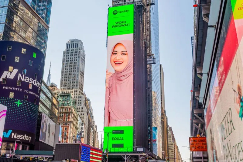 Wajah musisi Woro Widowati mejeng di billboard raksasa di New York Times Square, Amerika Serikat.