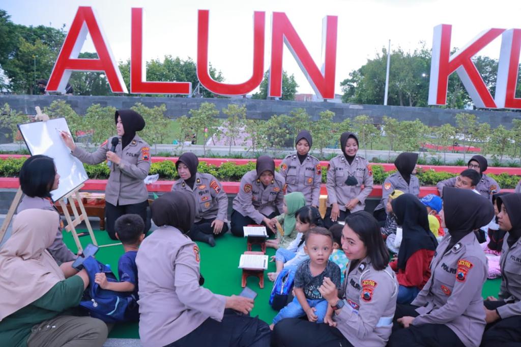 Ngabuburit, Polwan Polres Klaten Ajak Anak-anak Ngaji Bareng di Alun-Alun