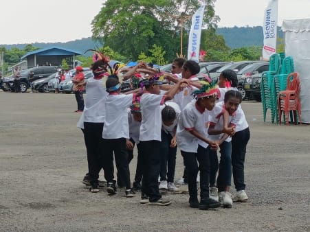 Anak-anak menampilkan tarian dalam Festival Budaya Biak 2023 yang digelar selama 16-20 Maret 2023 di Hanggar Cenderawasih Lanud Manusia Biak