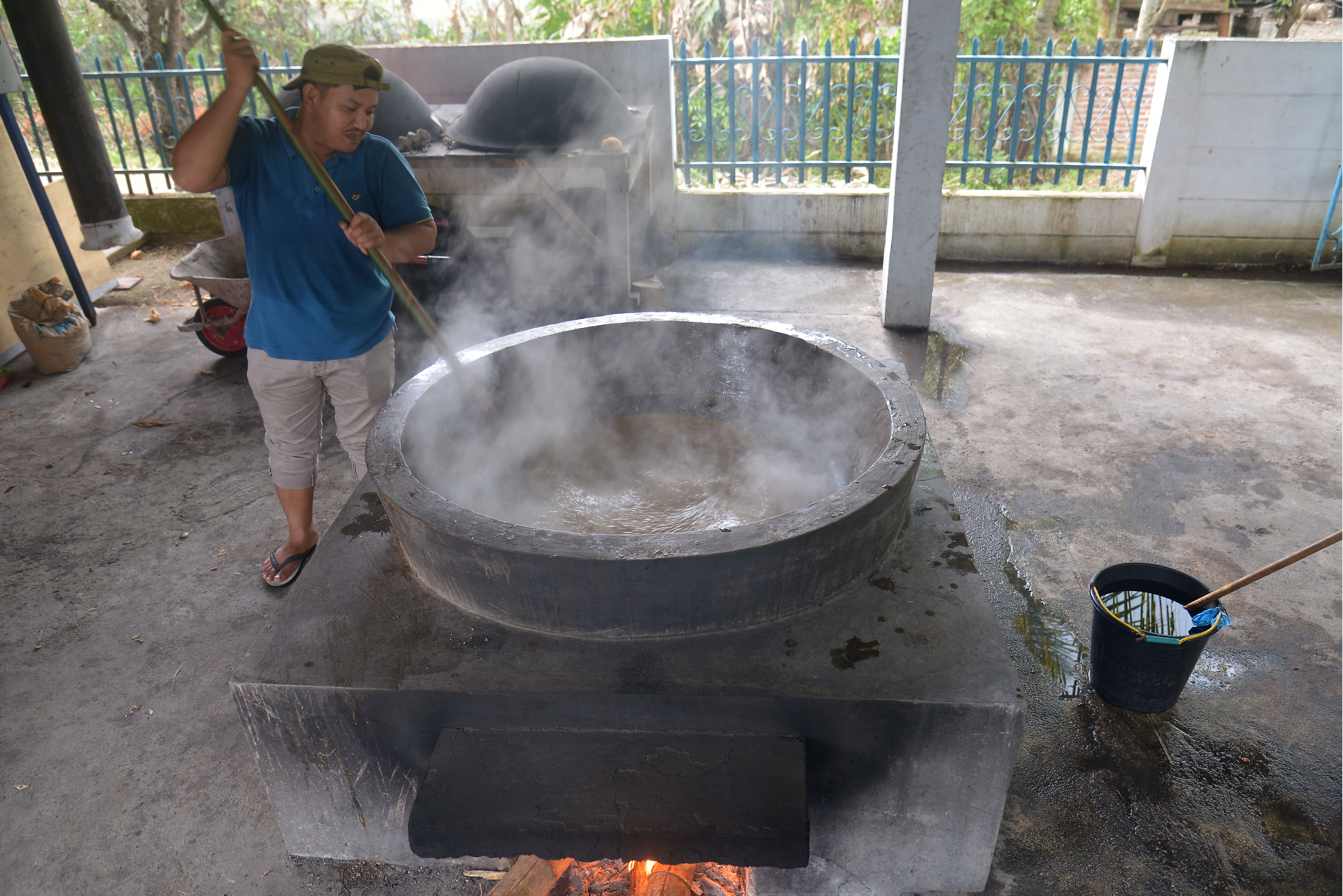 Warga memasak kuliner tradisional Ie Bu Peudah