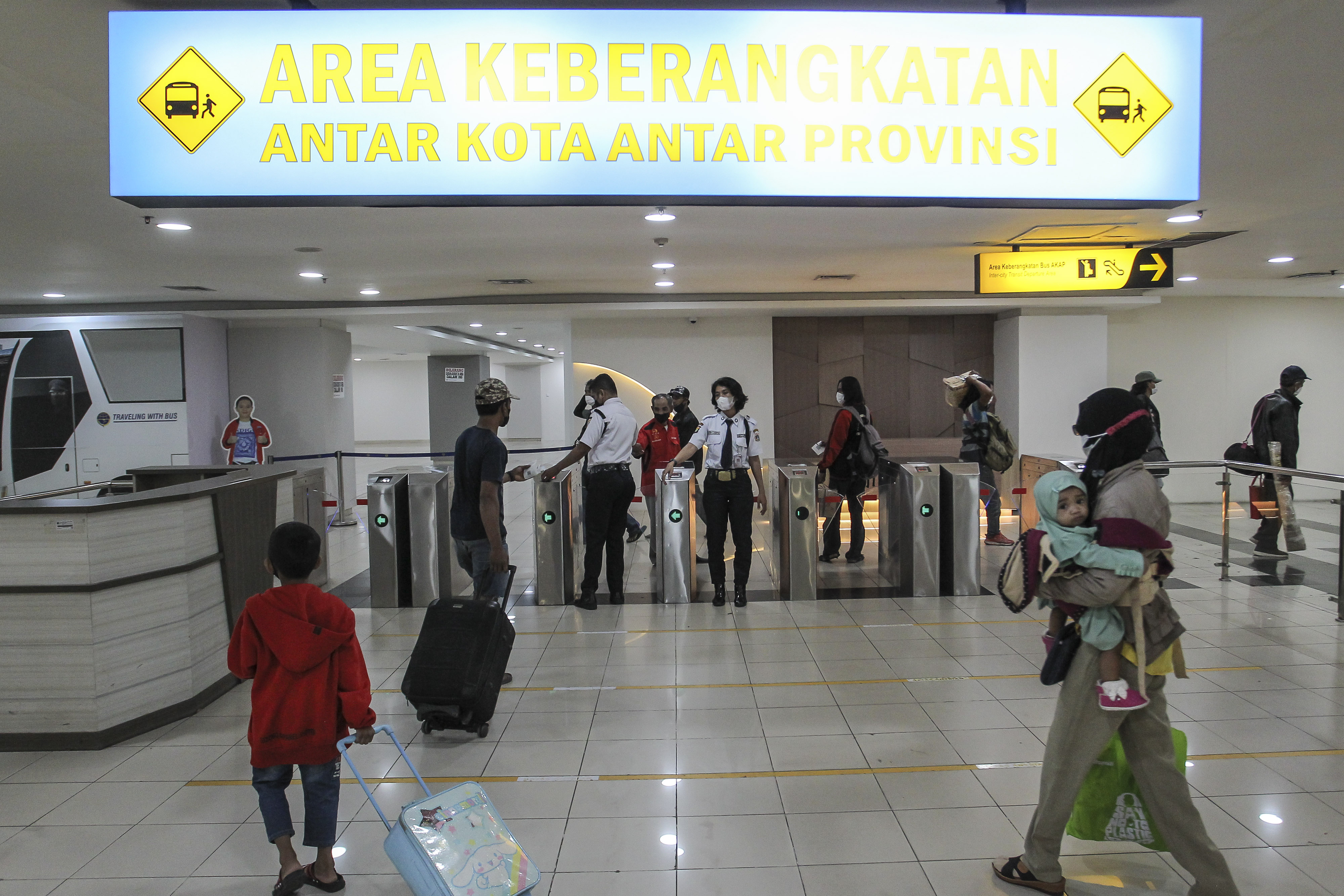 Suasana terminal Terpadu Pulo Gebang, Jakarta Timur.