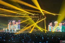 Grup idola K-pop TREASURE dalam gelaran konser 