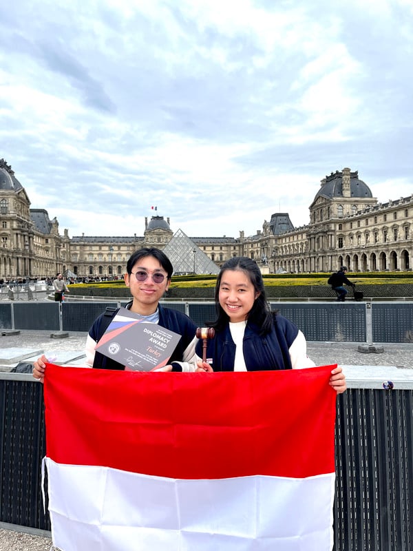 Delegasi Djarum Foundation Rifki Saputra (kiri) dan Adella Suwandhi (kanan) di Harvard MUN 2023