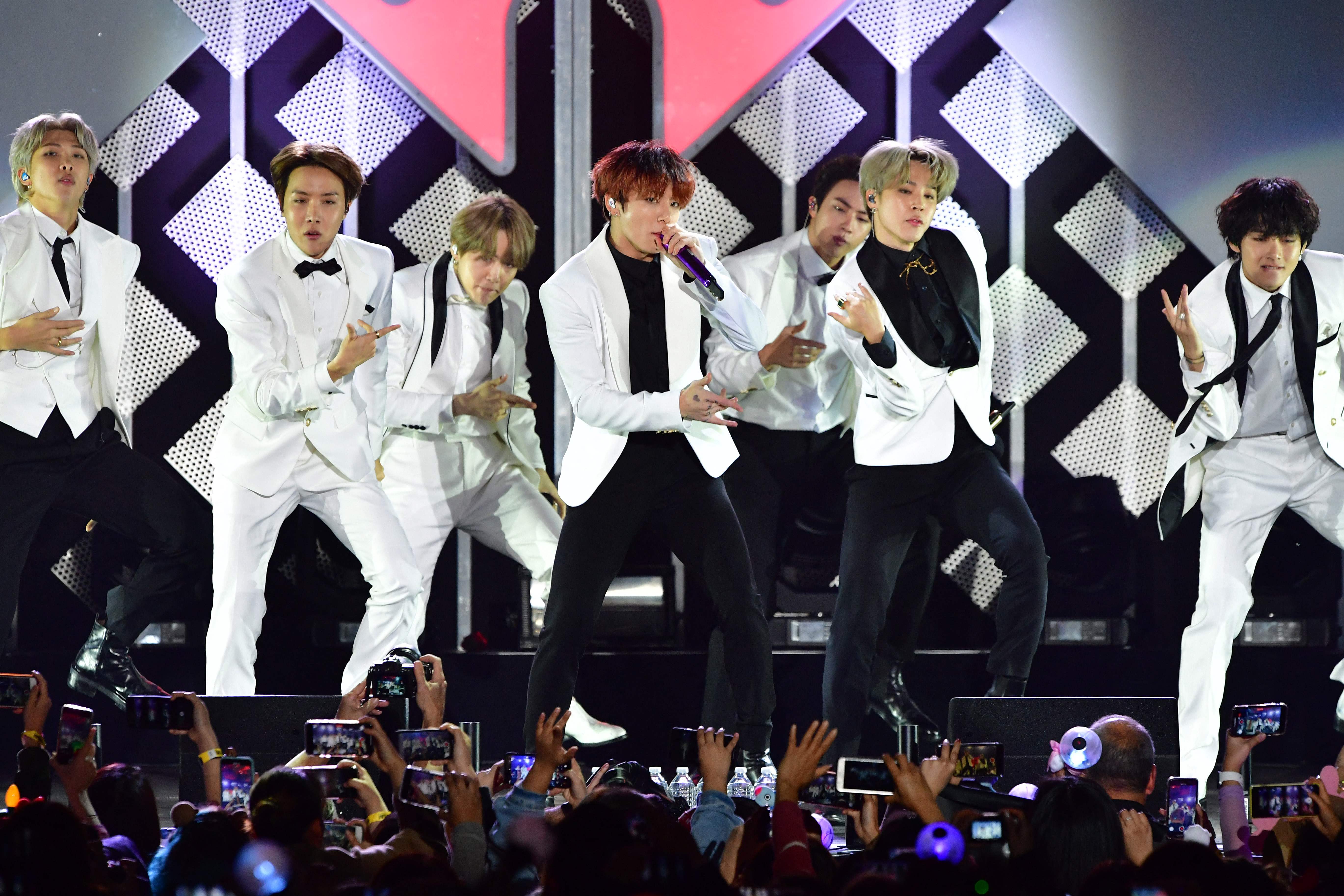 Pertunjukan BTS di panggung KIIS FM's iHeartRadio Jingle Ball