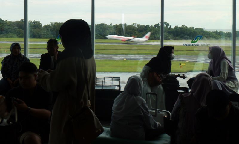 Sejumlah calon penumpang menunggu keberangkatan di Bandara Sultan Aji Muhammad SulaimanÊSepinggan, Balikpapan, Kalimantan Timur.