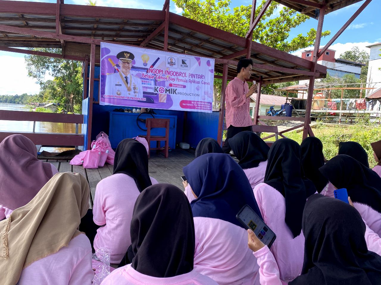 Sejumlah perempuan milenial mengikuti pelatihan digital marketing di Kalimantan Tengah