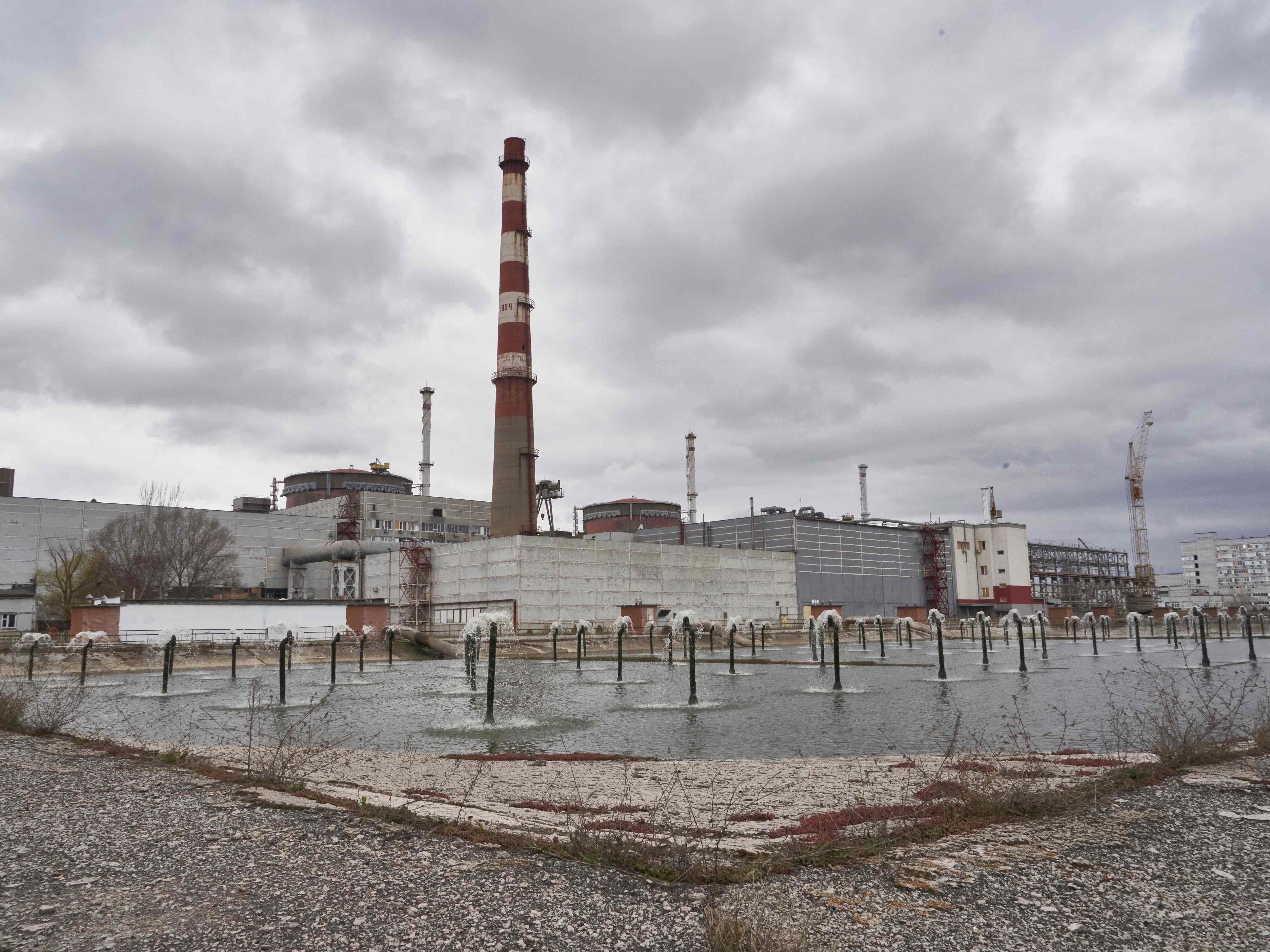 Pembangkit listrik tenaga nuklir Zaporizhzhia yang dikendalikan Rusia di Ukraina selatan pada 29 Maret 2023.