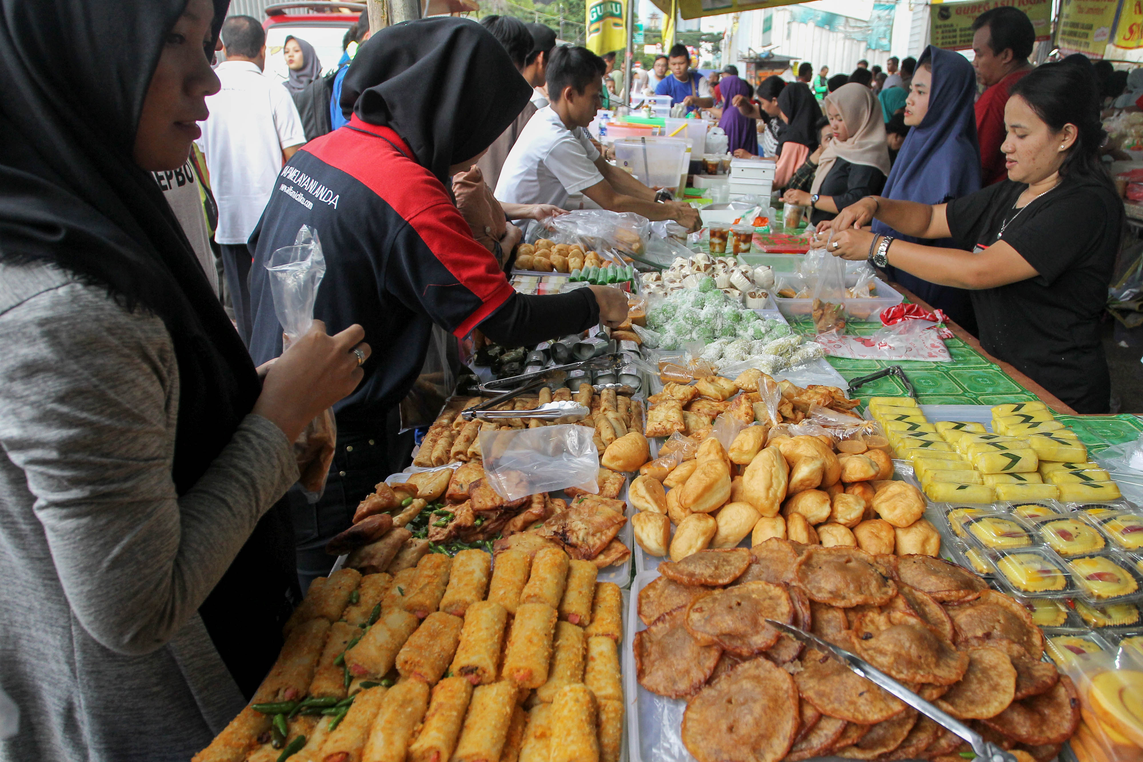 Warga membeli makanan untuk berbuka puasa di Pasar Takjil Benhil, Jakarta.
