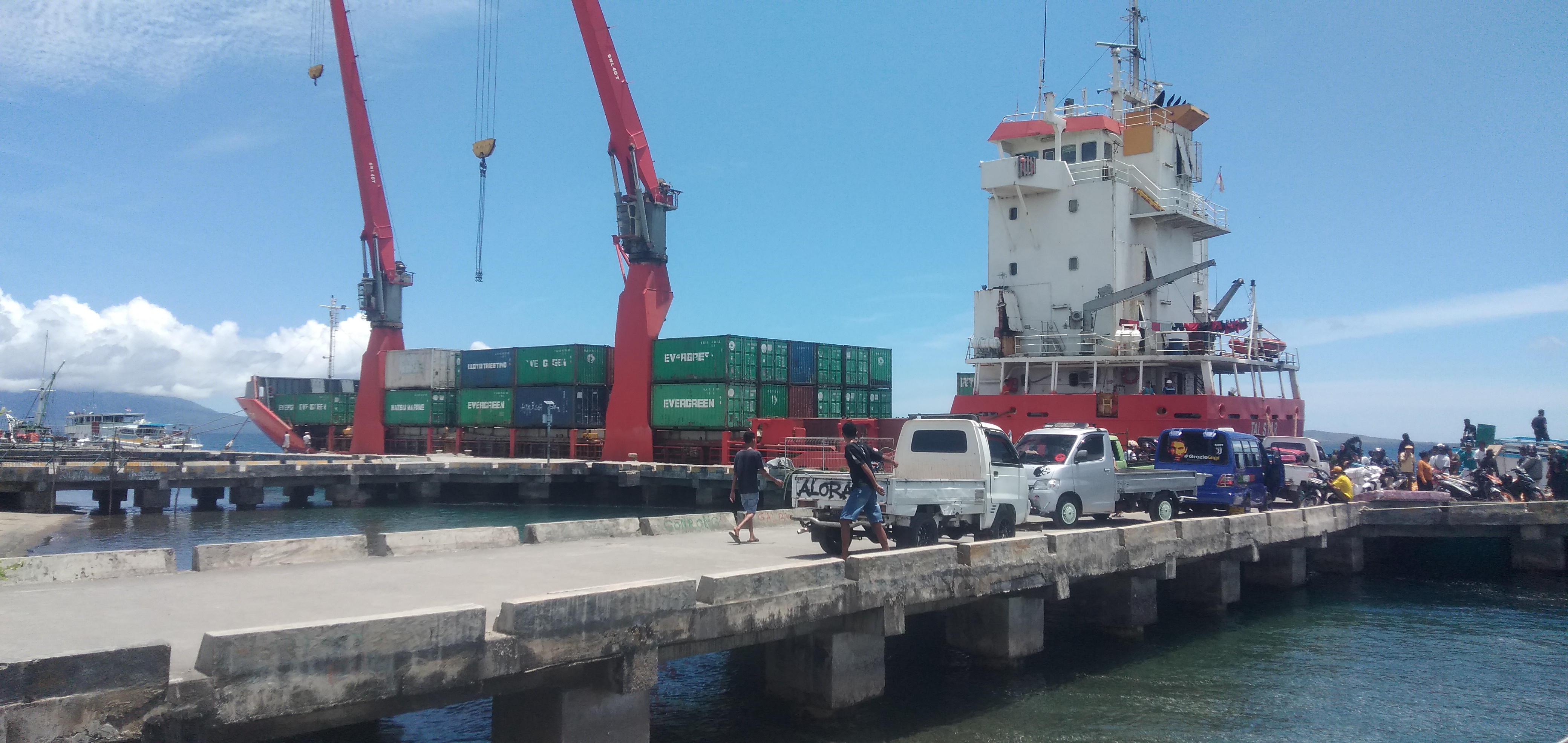 Aktivitas di Pelabuhan Laut Lewoleba, Nusa Tenggara Timur, Jumat (10/3/2023)