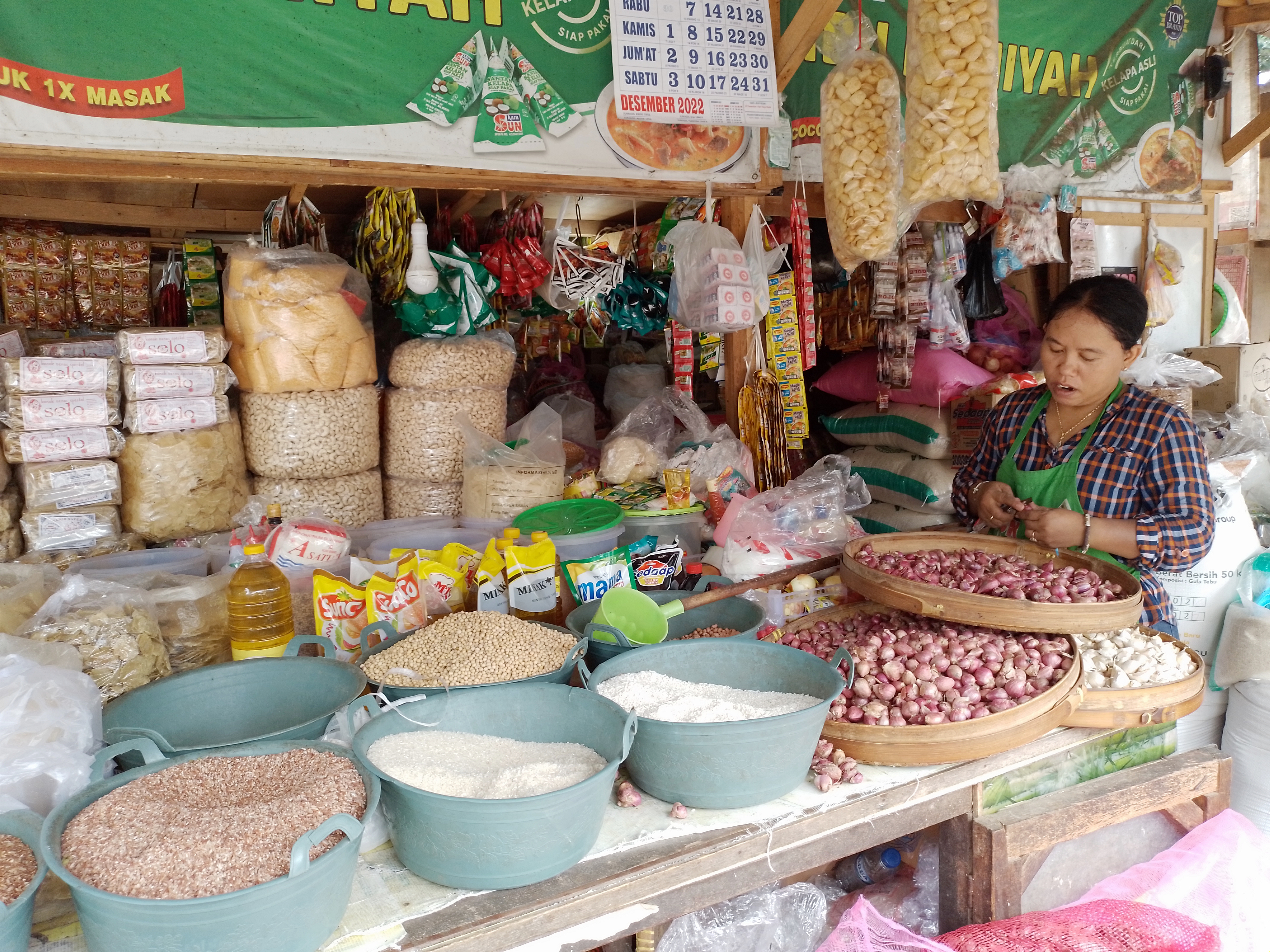 Pedagang menjual beberapa bahan pokok di Pasar Darurat Klaten, Jawa Tengah.