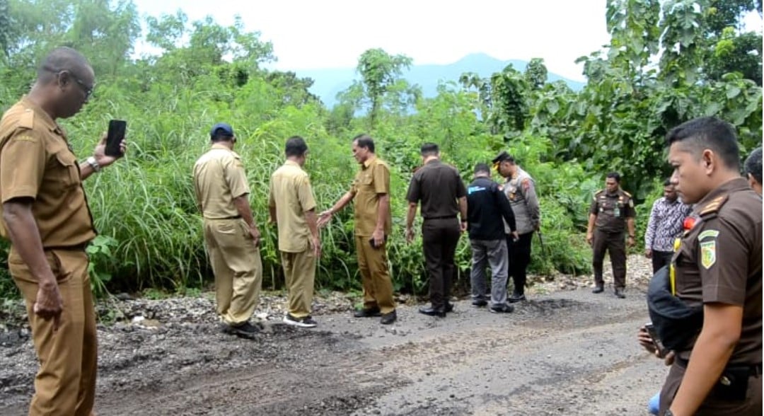 Penjabat Bupati Flotim bersama Kepala Kejari dan Kapolres meninjau lokasi proyek jalan Tuakepa-Tenawahang di Kecamatan Titehena.