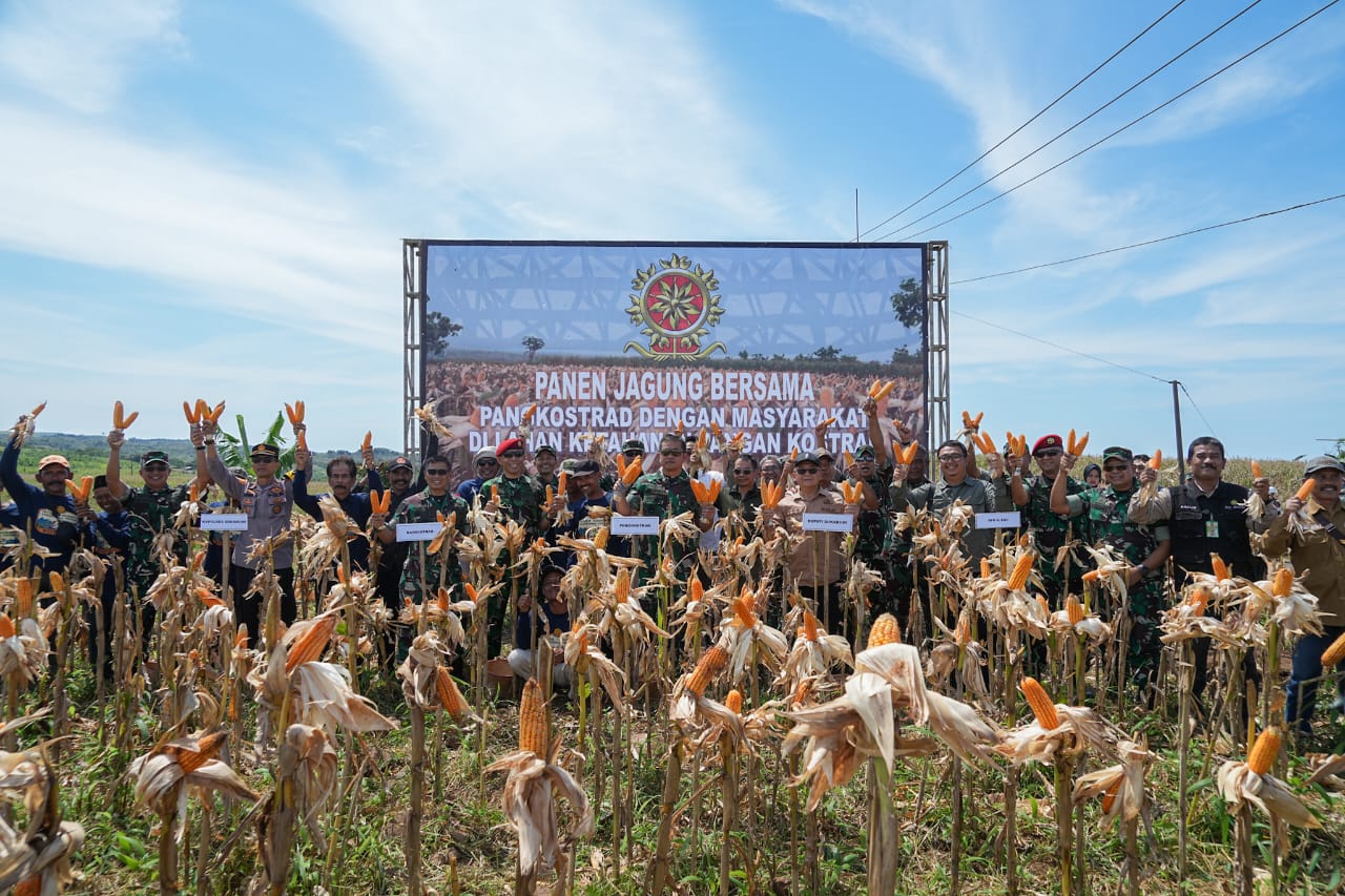Pangkostrad Letjen TNI Maruli Simanjuntak  saat melakukan panen raya jagung, penanaman simbolis padi Japonica Rice dan wijen di Jawa Barat. 