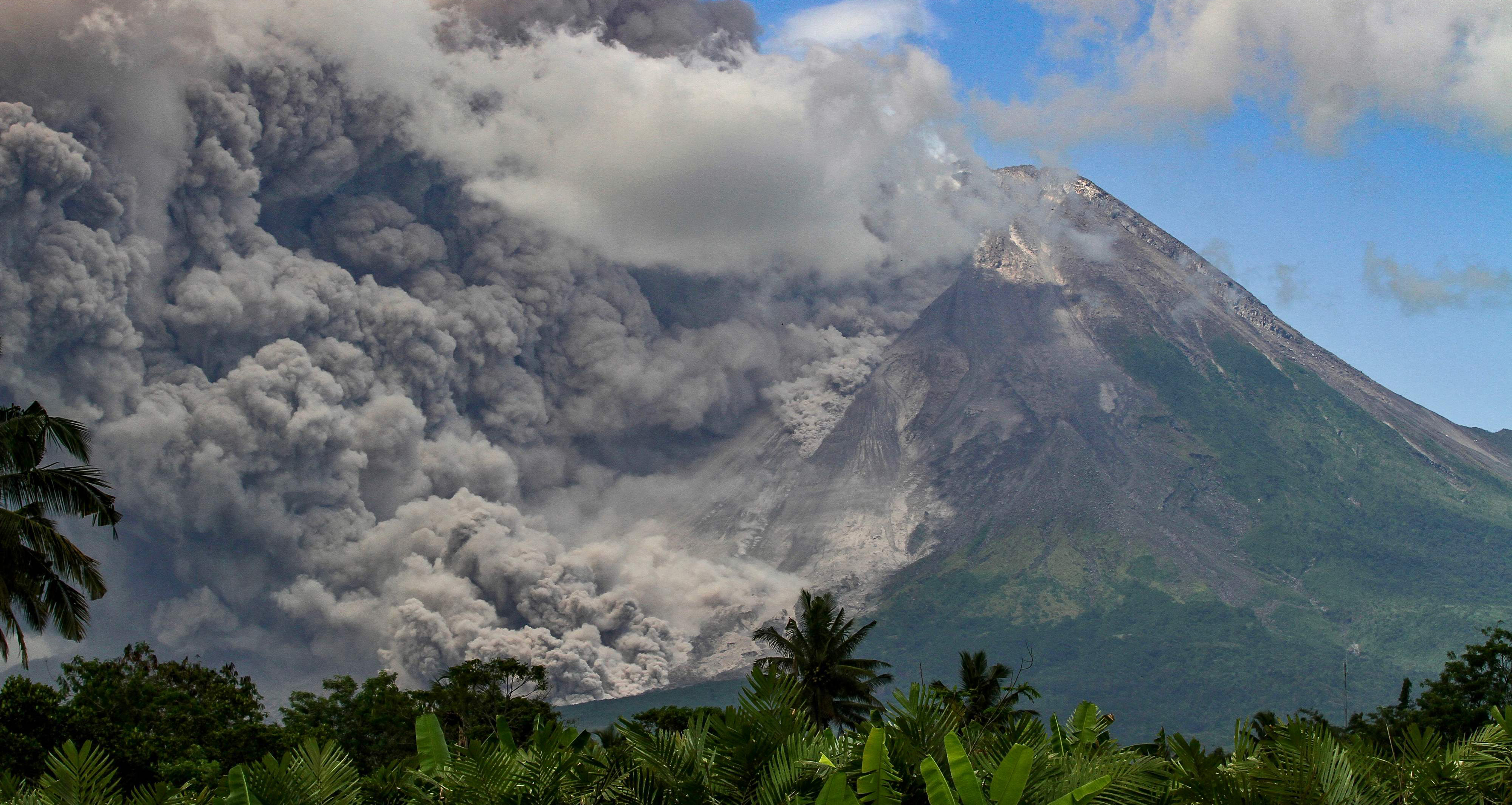 Semburan awan panas keluar dari erupsi Gunung Merapi, Sabtu (11/3/2023/
