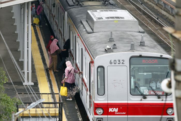 Ilustrasi kereta rel listrik atau commuterline.
