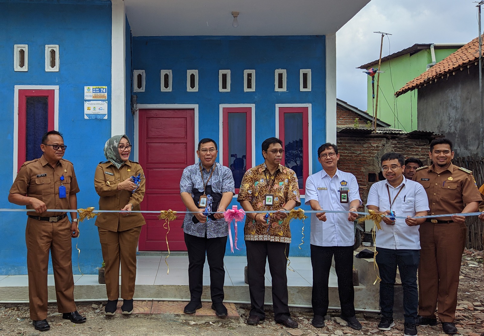 Dirut PT Sarana Multigriya Finansial (SMF), Ananta Wiyogo, secara simbolis menyerahkan kunci hibah rumah layak huni ke Wakil Wali Kota Cireb