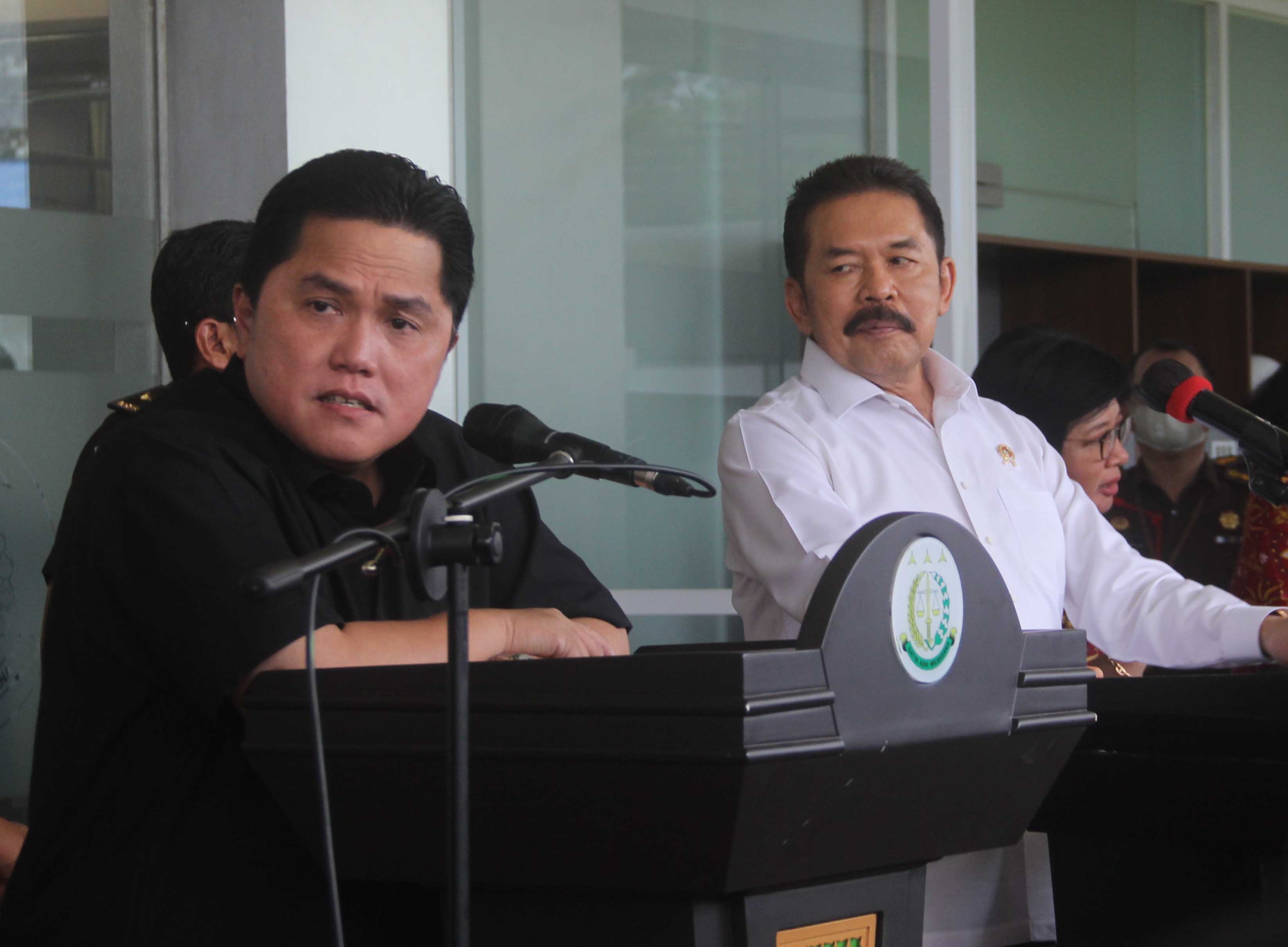 Jaksa Agung Sanitiar Burhanuddin (baju putih) bersama Menteri BUMN Erick Thohir saat memberikan keterangan pers, di Kejaksaan Agung, Jakarta