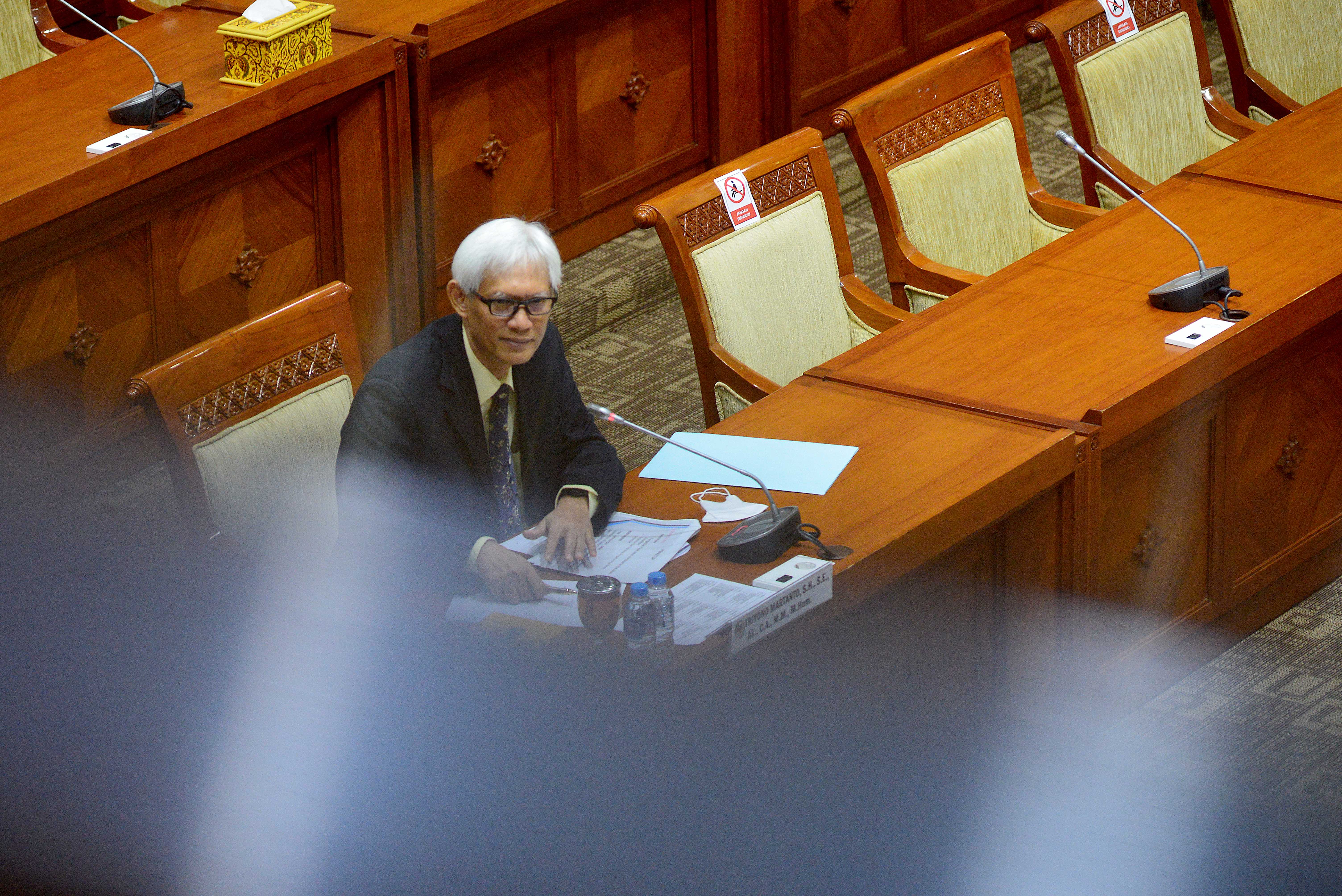  Calon Hakim Agung Triyono Martanto saat diminta klarifikasi terkait dugaan plagiasi makalah yang ia buat saat uji kelayakan dan kepatutan