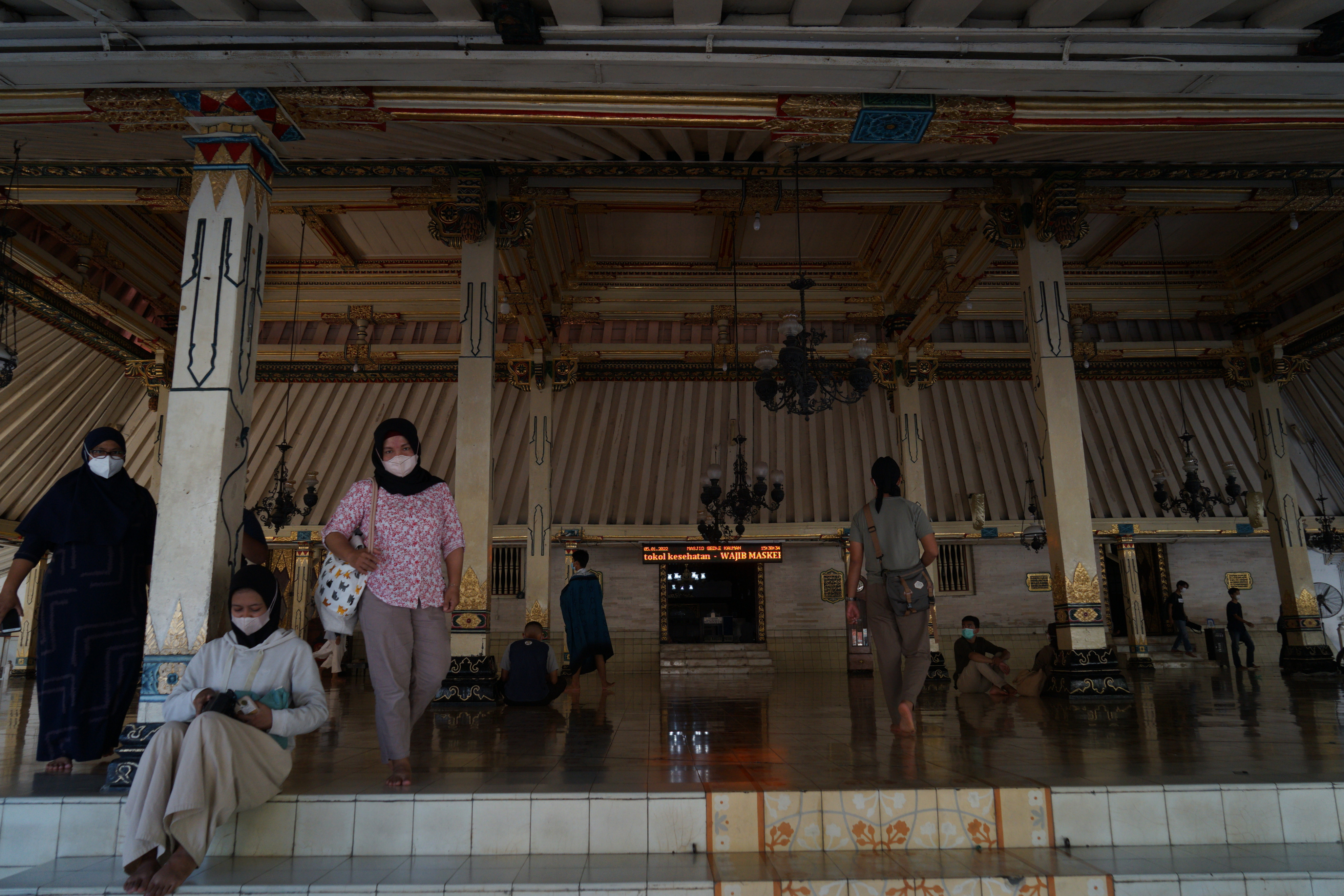 Warga muslim dan muslimat berjalan usai melaksanakan shalat di Masjid Gedhe Kauman, Yogyakarta.