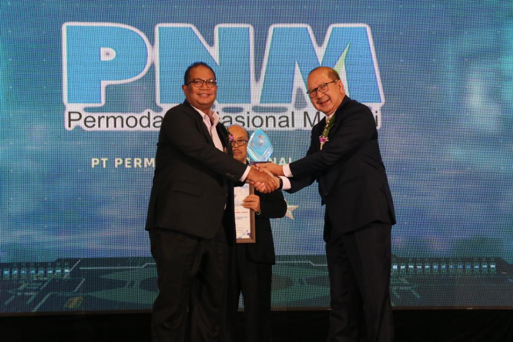 Direktur Operasional PNM, Sunar Basuki juga meraih penghargaan individu kategori The Best Chief Information Technology Officer of The Year.