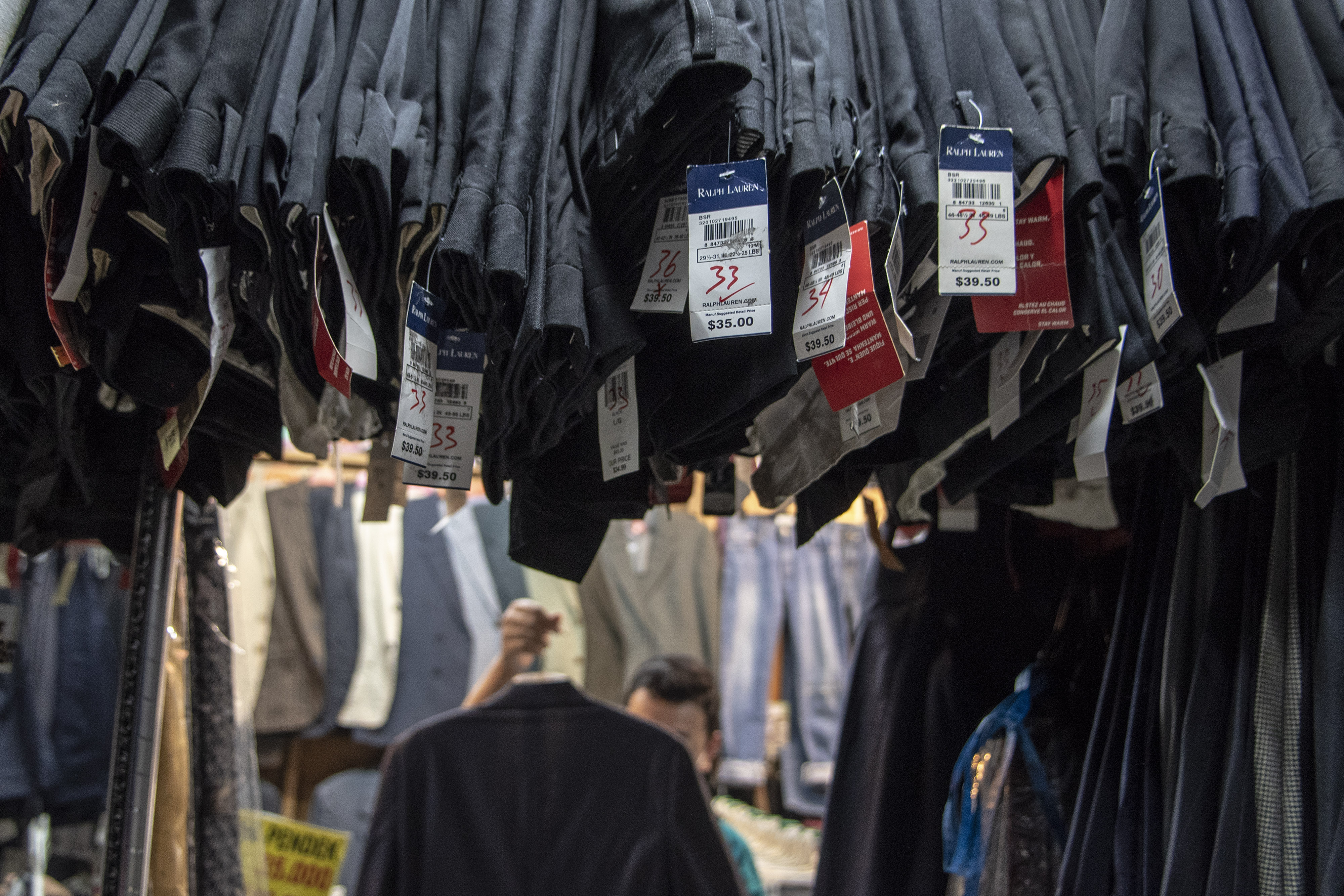 Penjualan pakaian bekas impor di Pasar Senen, Jakarta