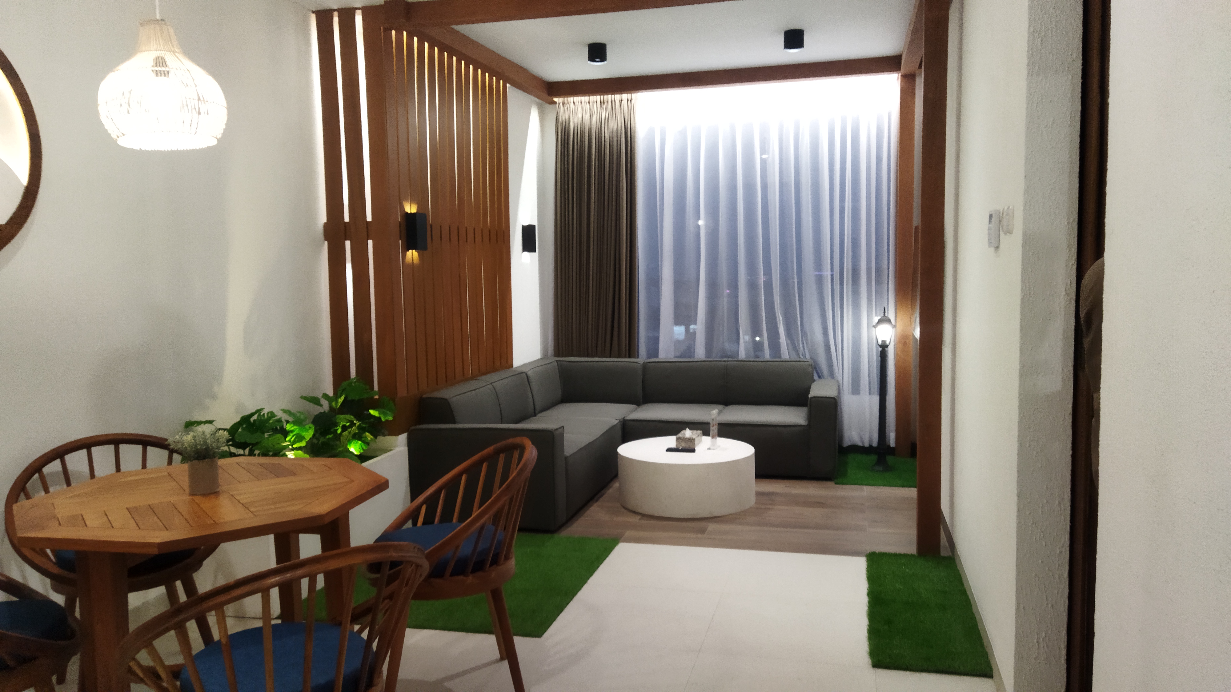 Nuansa kayu sangat menonjol di sejumlah ruangan di Hotel Hemangini Bandung