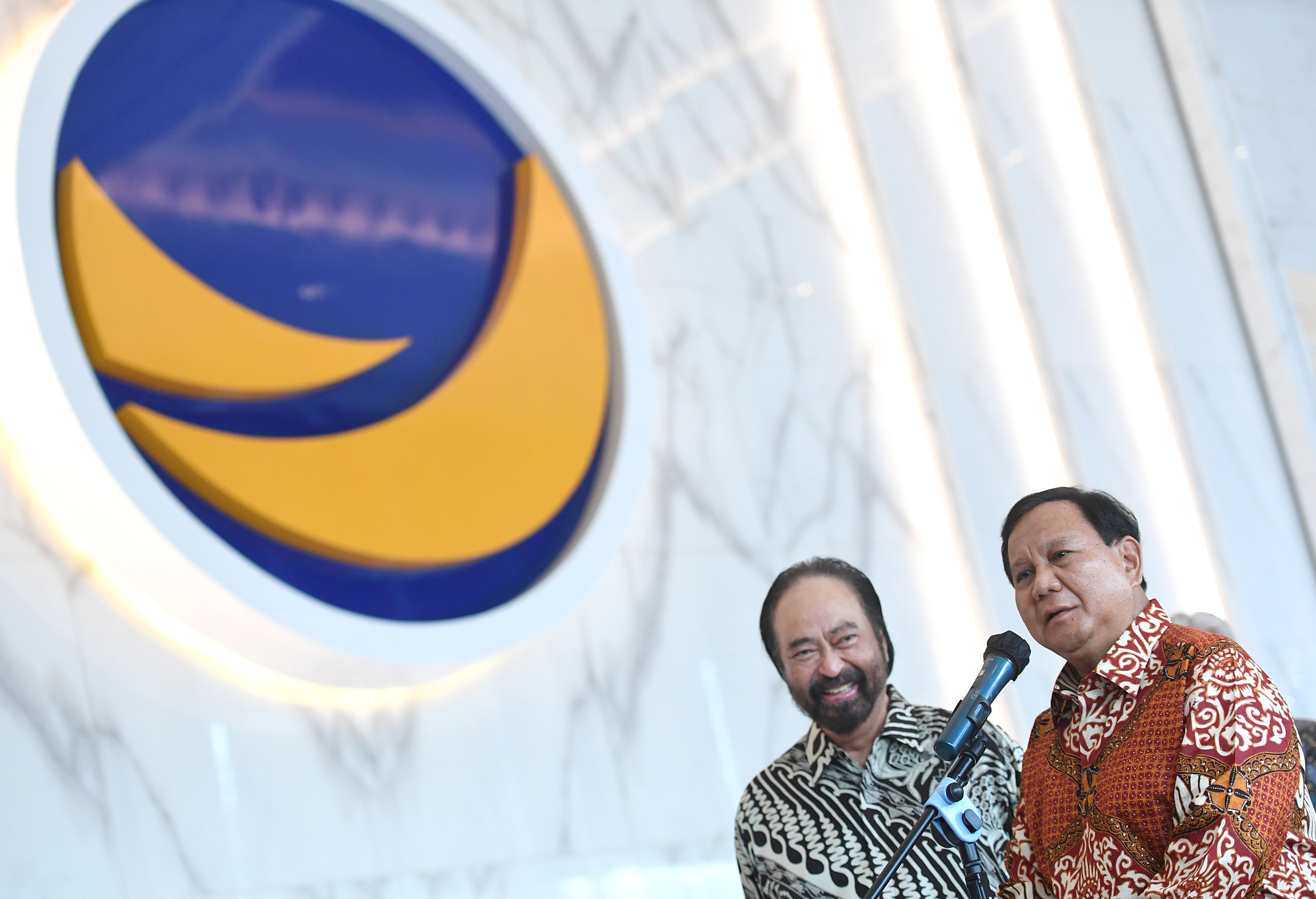  Ketua Umum Partai Nasdem Surya Paloh (kiri) bersama Ketua Umum Partai Gerindra Prabowo Subianto 