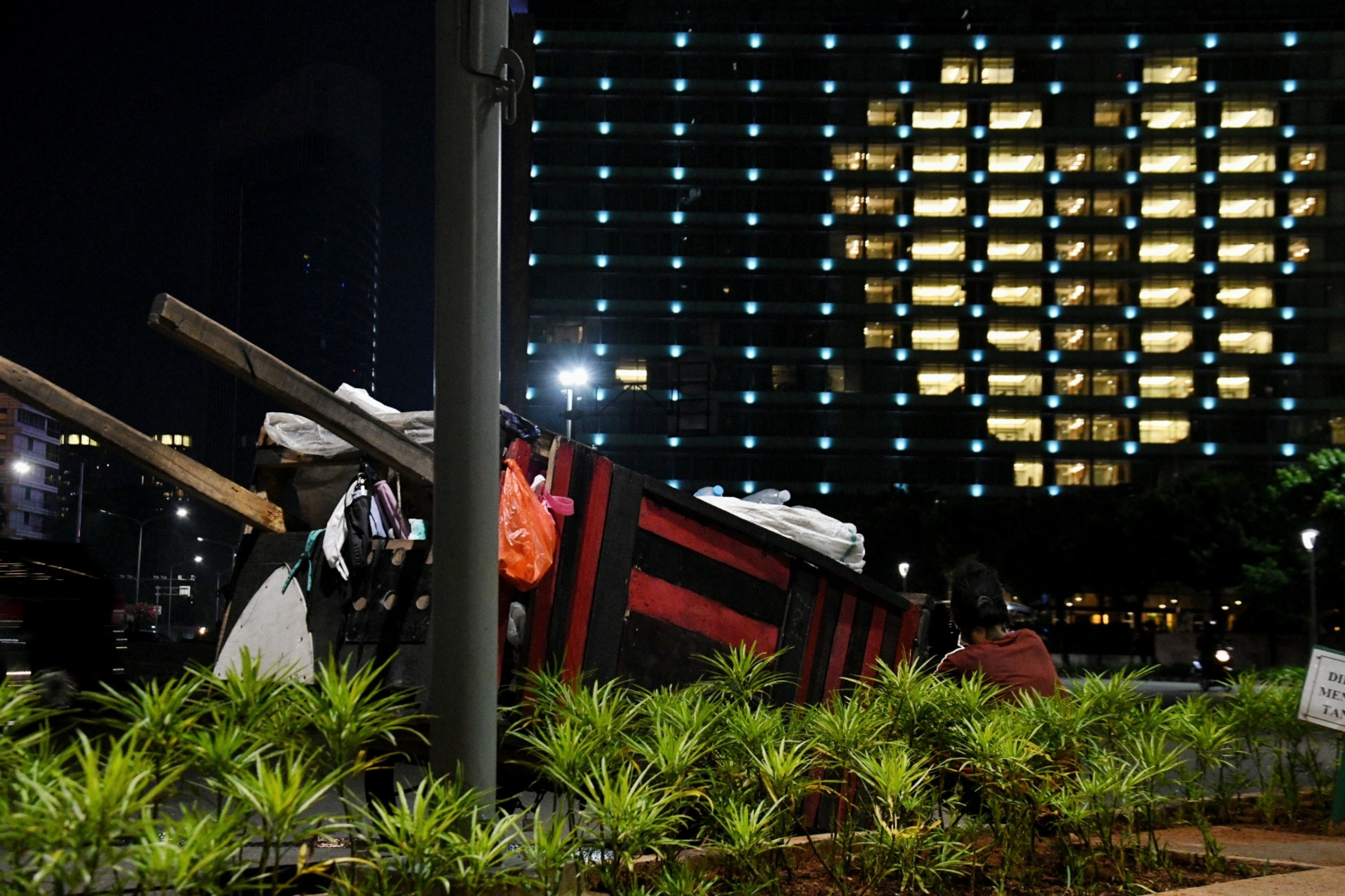 Manusia gerobak melintas di kawasan Bundaran HI, Jakarta, Sabtu (25/4/2020).