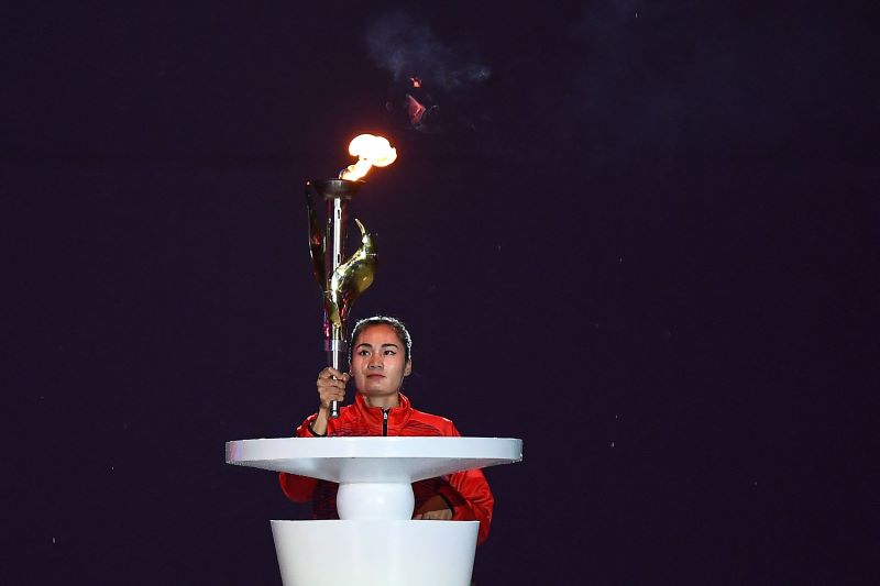 Atlet Vietnam Quach Thi Lan memegang obor SEA Games pada upacara pembukaan SEA Games 2022 di Hanoi, Vietnam.