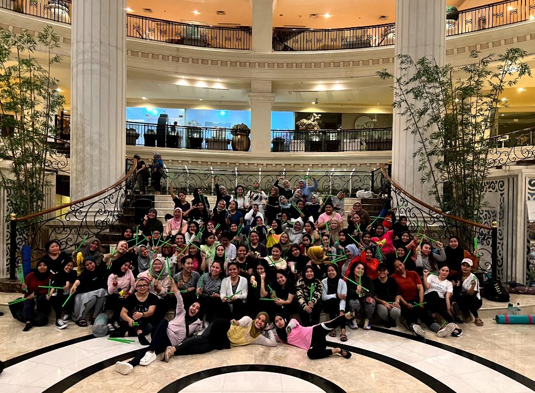 Peserta olahraga pound fit The Belleza Permata Hijua