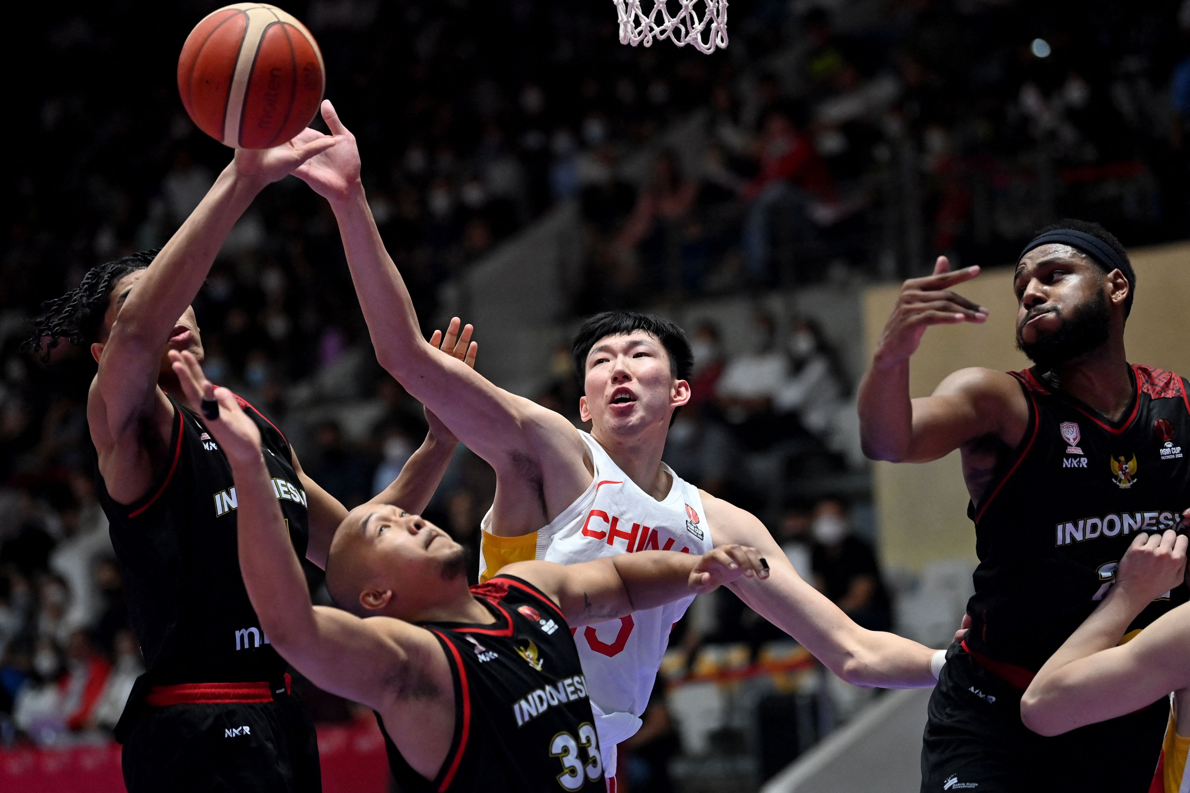 Marques Bolden (kanan) dan Derrick Michael Xzavierro (kiri).