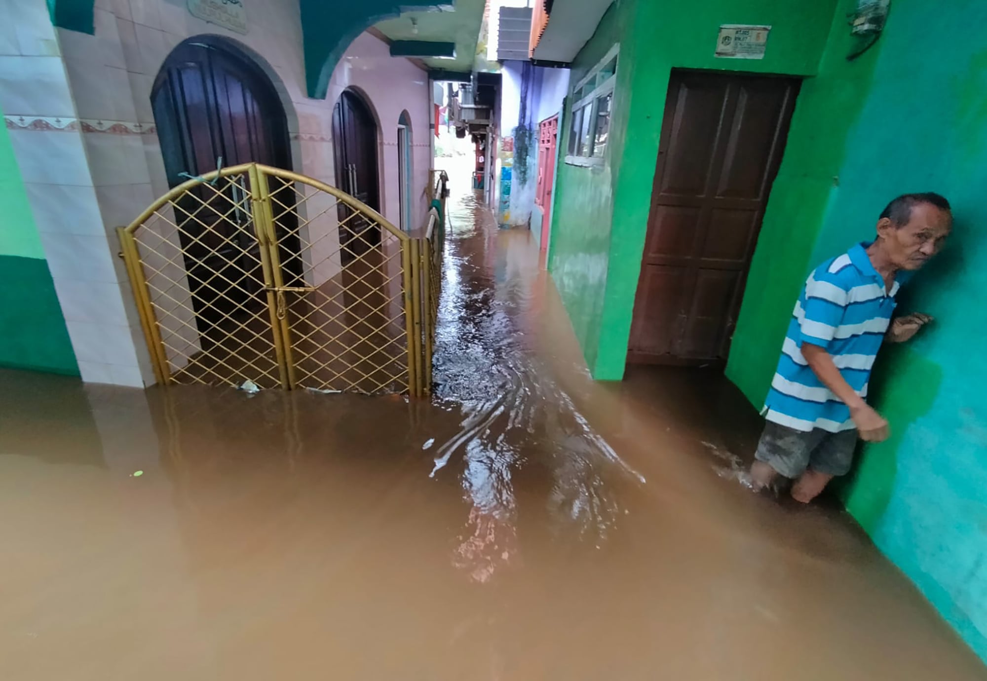 Banjir merendam pemukiman padat penduduk di Kebon Pala, Kelurahan Kampung Melayu, Jaktim, Rabu (15/3).