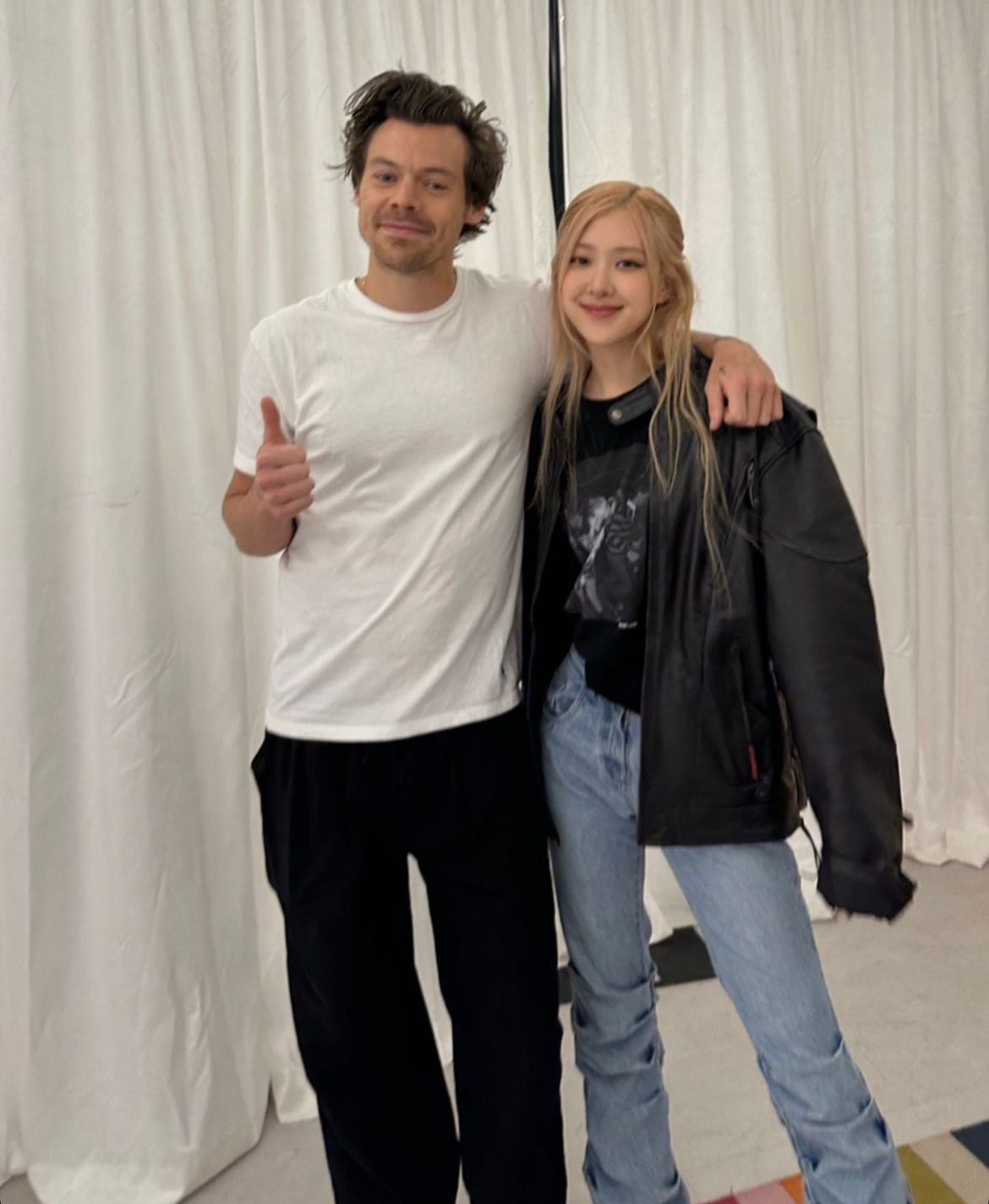 Rose Blackpink membagikan foto berdua dengan Harry Style dari belakang panggung usai konser Syles di Seoul, Korea Selatan, Senin (20/3)