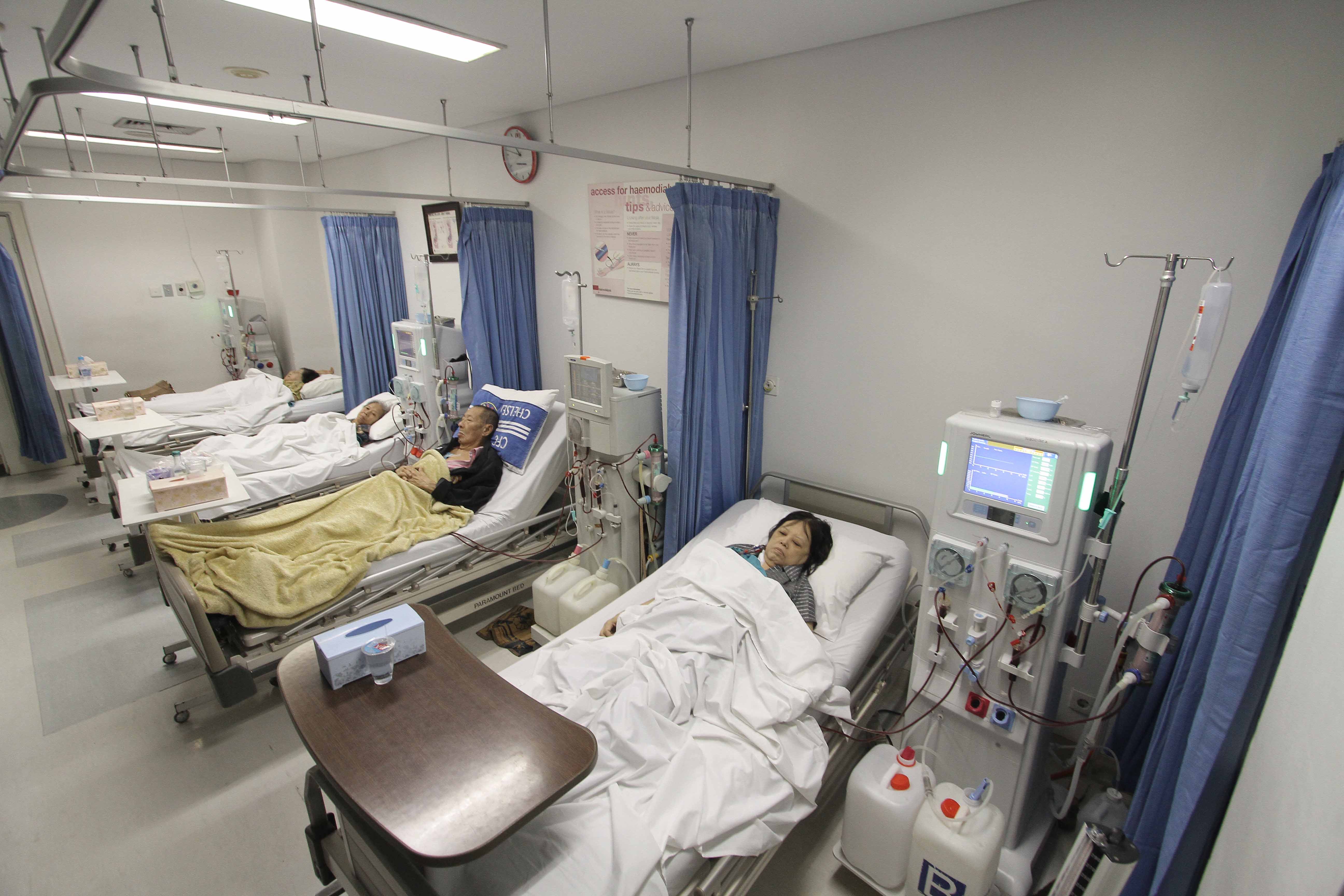  Pasien mendapatkan perawatan di ruang cuci darah di Rumah Sakit Pluit, Jakarta Utara.