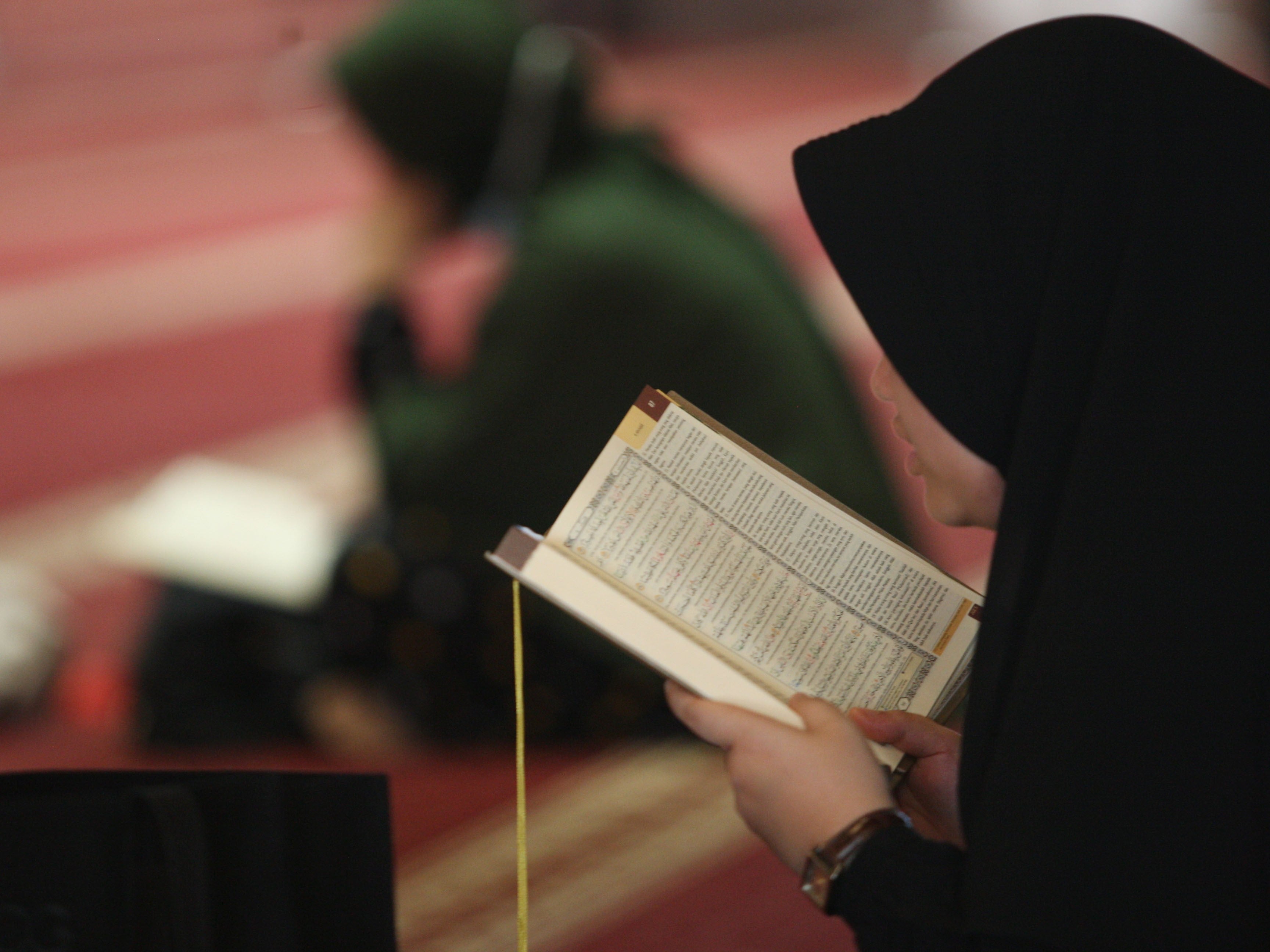 Seorang jemaah mengaji di Masjid Istiqlal, Jakarta, Kamis (23/03/2023).