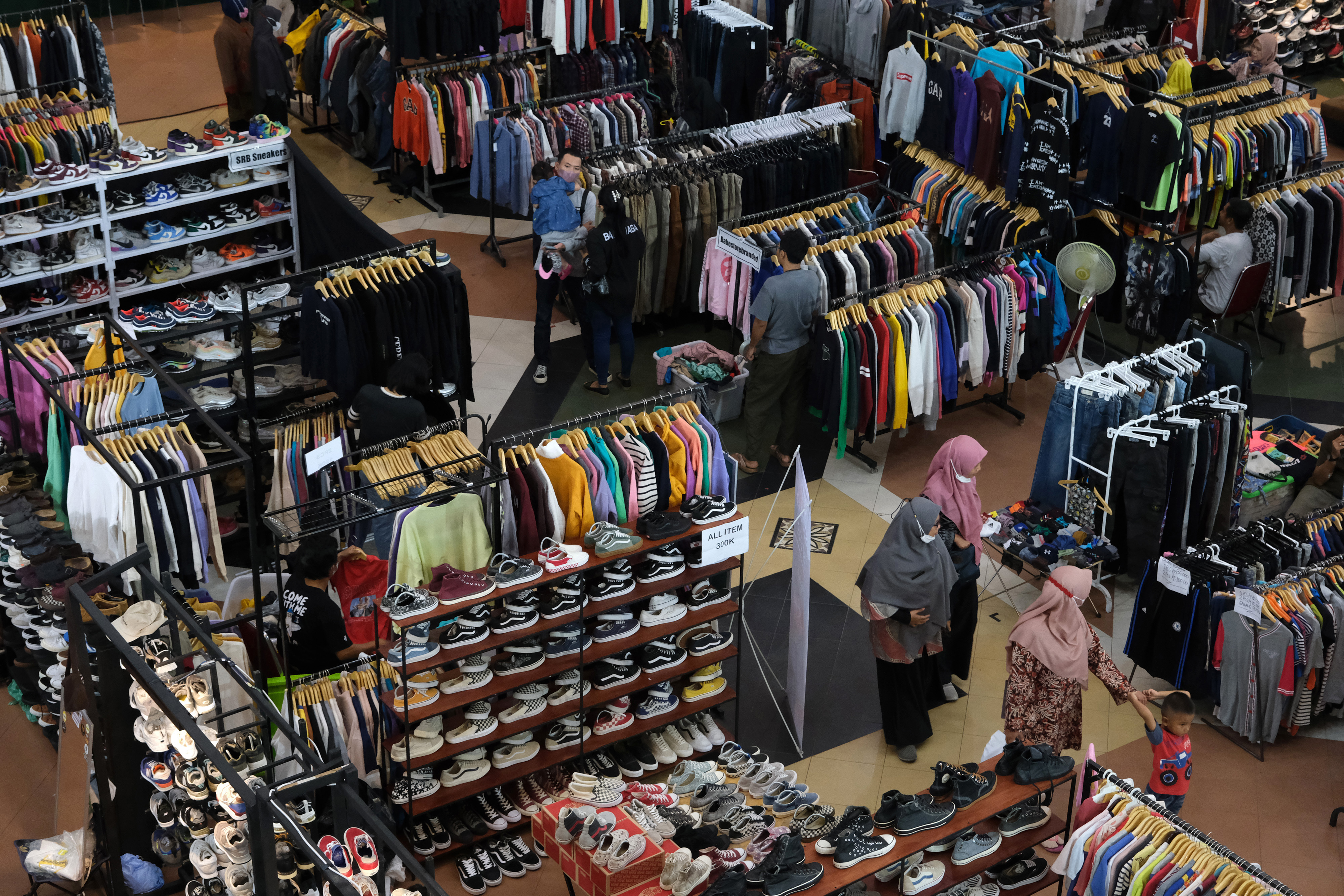 Sejumlah pengunjung mengamati barang-barang bekas impor yang dijual di sebuah bazaar thrifting.